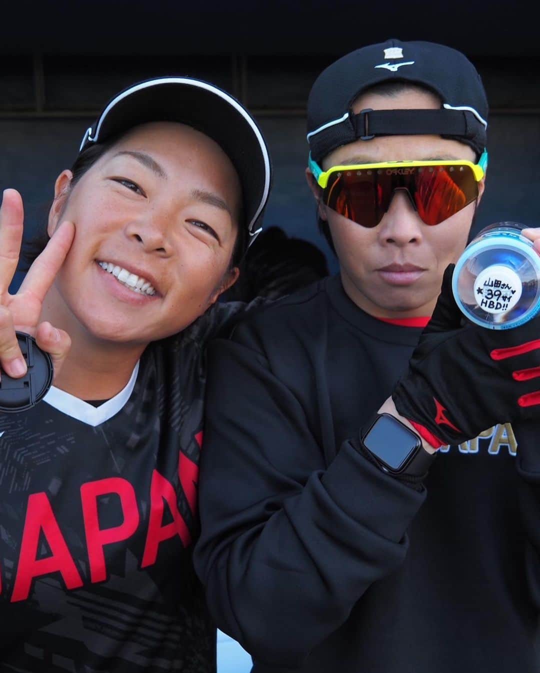 山田恵里さんのインスタグラム写真 - (山田恵里Instagram)「🥎JAPAN沖縄合宿🥎 に参加させていただきました！ JAPANのウェアに袖を通すという事の素晴らしさ、誇り、重み、色々な事を感じた10日間でした！  私も先輩方から強い日本を継承した様に、これからの日本がずっと強くあり続ける事に貢献出来たらと思います。  ソフトボールを愛する皆さんがONEチームとしてやっていければ、ソフトボールの未来は明るいと思います！  みんなで盛り上げ、これからの未来を創っていきましょう🤗🥎  よろしくお願いします☺️🥎   #神ゲッツーコンビ  #これからの日本よろしく2人  #ムードメーカー感謝韓国行かんけど  #誕生日カードもらいました  #いつもイラストありがとう赤ちゃん怪獣  #しもやまだえり」3月17日 14時45分 - eriyamada19