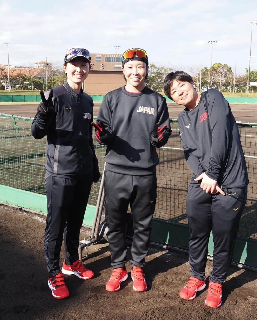 山田恵里のインスタグラム：「🥎JAPAN沖縄合宿🥎 に参加させていただきました！ JAPANのウェアに袖を通すという事の素晴らしさ、誇り、重み、色々な事を感じた10日間でした！  私も先輩方から強い日本を継承した様に、これからの日本がずっと強くあり続ける事に貢献出来たらと思います。  ソフトボールを愛する皆さんがONEチームとしてやっていければ、ソフトボールの未来は明るいと思います！  みんなで盛り上げ、これからの未来を創っていきましょう🤗🥎  よろしくお願いします☺️🥎   #神ゲッツーコンビ  #これからの日本よろしく2人  #ムードメーカー感謝韓国行かんけど  #誕生日カードもらいました  #いつもイラストありがとう赤ちゃん怪獣  #しもやまだえり」