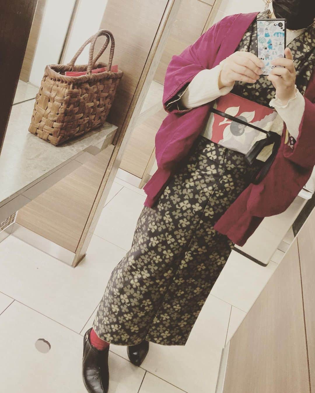 鹿島麻耶さんのインスタグラム写真 - (鹿島麻耶Instagram)「叔母にいただいた泥染め大島紬 軽いし皺にならないのが最高でした」3月17日 14時46分 - kashimamaya