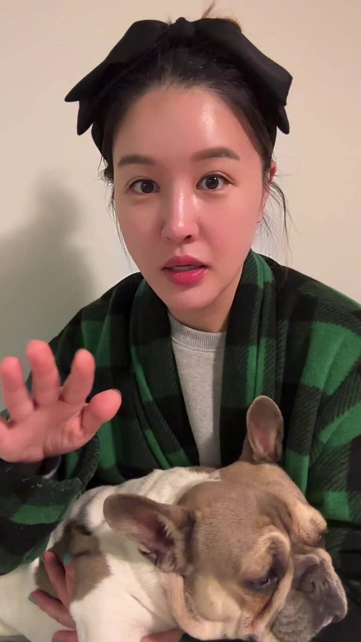 パク・ウンジのインスタグラム：「공구스캐줄•근황 라방✔️  EGP흉통 코르셋 니트 티 [입어보기 라방] 🔜 내일(토) 오전 9시 @egeeparkcom @egeepark_official 에서 라방 할게요!   9가지 컬러에 S(44-55)•M (66-77) 2가지 사이즈로 만들었어요✌️열심히 만들었어요-  기대해주세요- ♥️  판매 스캐줄은 정리 되는대로 다시 공지할게요✔️」