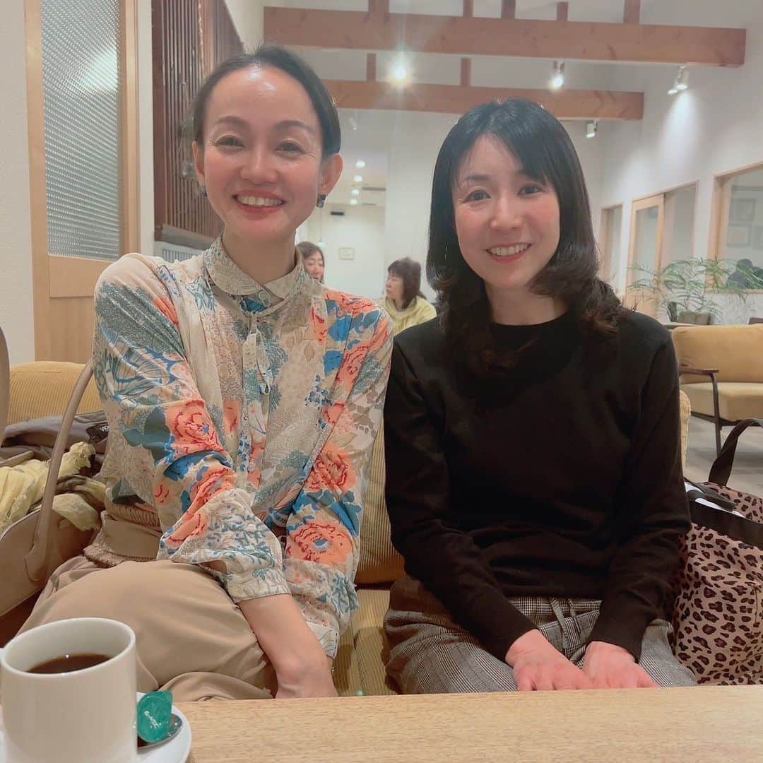 桑原麻美のインスタグラム：「ゴミ20袋出しました‼️ ⁡ ⁡ 今週はおぐらよしこさんに 我が家のお片付けを依頼。 ⁡ ⁡ あの、起業家の鈴木実歩さんの お宅も片付けていらっしゃる スゴイお方です✨ ⁡ ⁡ 子どもの頃から片付けが苦手💦 ⁡ ⁡ どこから手をつけたらいいものやら、 という状態の我が家をテキパキと 片付けてくださいました。 ⁡ ⁡ しかも、片付けるだけでなく、 使いやすい状態になるよう、 家具まで配置換え。 ⁡ ⁡ ここが本当に我が家なの⁉️ 見違えるほどのお家になりました✨ ⁡ ⁡ ⁡ #アナウンサー　#フリーアナウンサー　#桑原麻美　#話し方講師　#マナー講師　#アラフィフ　#ワーママ　#共感ボイス　#司会　＃司会　#ナレーター　#おぐらよしこさん　#お片付け」