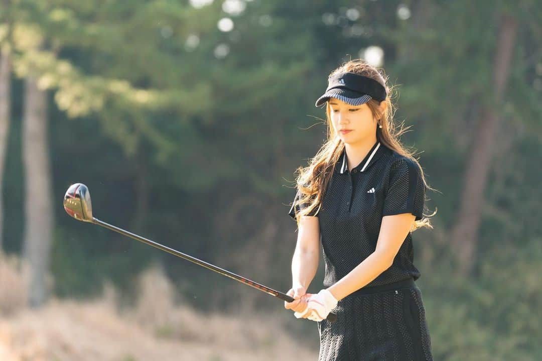 なみのインスタグラム：「アディダスコンペの写真✨ @adidasgolf  全身アディダス💛  よっぱさんが撮ってくれました📸　@yoppa408   すごーく真面目な顔してる笑  最後のショート180ヤードくらい乗ってバーディーパットかなり強気からのなんとか、パーで終わりました🥳  ゴルフしたーい⛳️ 暖かい日差しだけでゴルフしたいと思う季節❤️  めっちゃいい気候やなあ〜✨  花粉は辛いけど🫢  #ゴルフ #ゴルフウェア #ゴルフ女子 #ゴルフ好き #ゴルフ大好き #ゴルフスイング #ゴルフバカ #ゴルフ好きと繋がりたい #ゴルフ仲間募集中 #ゴルフコーデ #ゴルフ初心者 #ゴルフ#ゴルフ場 #golf #golflover #japanesegirl #japan #골프 #골프여자 #골프스윙」