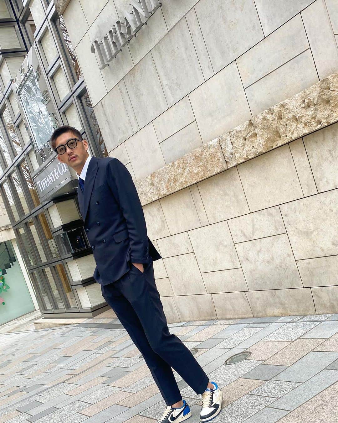 のインスタグラム：「@gentle_tailor でオーダースーツを作って本日息子の卒業式で初卸し🌸 @yuto0305 くんありがとうございます🔥 ダブルスーツめっちゃ気に入った！！！ ネクタイは父の日に息子からもらったプレゼント🎁 #春#スーツ#卒業式」