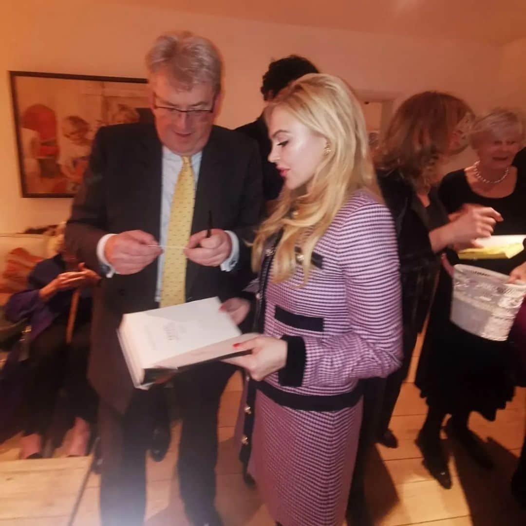 アンナ＝マリア・ガロヤンさんのインスタグラム写真 - (アンナ＝マリア・ガロヤンInstagram)「Campden Ward Conservatives Fundraising Drinks with guest speaker Robert Hardman, one of Britain’s leading royal authorities. Robert signed copies of his latest book, Queen of Our Times: The Life of Elizabeth II.」3月17日 15時49分 - annamariagalojan