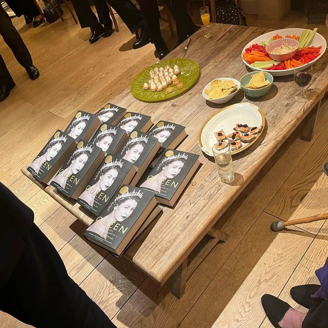 アンナ＝マリア・ガロヤンさんのインスタグラム写真 - (アンナ＝マリア・ガロヤンInstagram)「Campden Ward Conservatives Fundraising Drinks with guest speaker Robert Hardman, one of Britain’s leading royal authorities. Robert signed copies of his latest book, Queen of Our Times: The Life of Elizabeth II.」3月17日 15時49分 - annamariagalojan