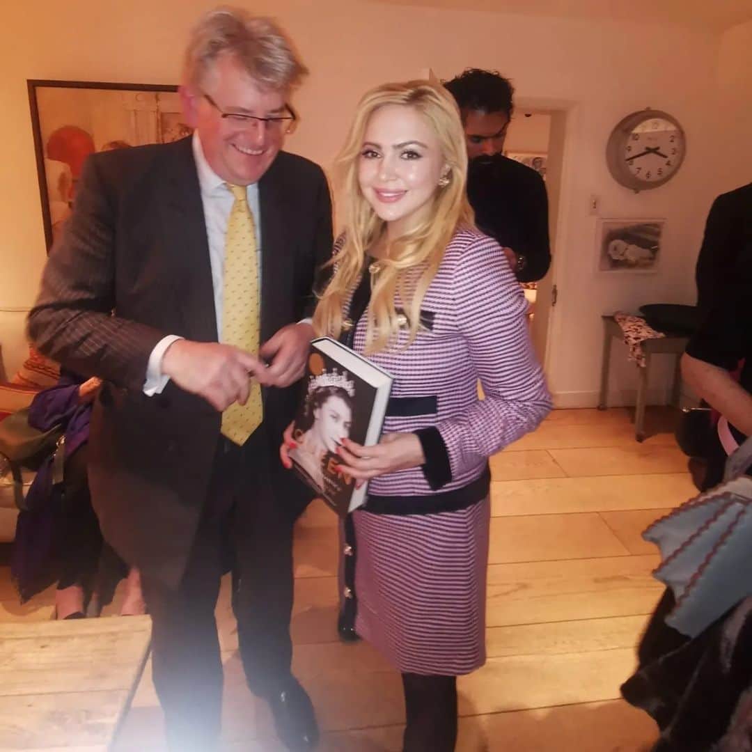 アンナ＝マリア・ガロヤンさんのインスタグラム写真 - (アンナ＝マリア・ガロヤンInstagram)「Campden Ward Conservatives Fundraising Drinks with guest speaker Robert Hardman, one of Britain’s leading royal authorities. Robert signed copies of his latest book, Queen of Our Times: The Life of Elizabeth II.」3月17日 15時49分 - annamariagalojan