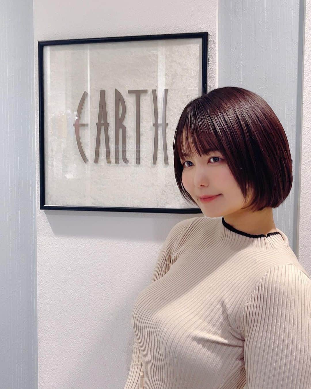 九条ねぎ あぴるさんのインスタグラム写真 - (九条ねぎ あぴるInstagram)「#EARTH横浜店　 で髪質改善トリートメントとカットをしてきました💖 髪の状態を丁寧にカウンセリングしてくれて、 お客さんの髪に合わせてトリートメントを作ってくれるので仕上がり凄く良くて感動🥳💖💖  美容院はたくさん行ったけど、今までで一番効果感じました！！  私の髪質が、乾燥しやすいのに根元がベタつきやすくて髪がしっかり太めなので 市販のトリートメントとかだと凄く難しくて😭 なのでサラサラになって嬉しいです✨✨  トリートメント中に暖かくなる帽子のようなもの被るのですがそれが本当に気持ちよくて寝てしまいそうだった😳💦  また通いたいと思います🥰  @yoshiyuki_uezono @hika_ji  #EARTH #髪質改善 #髪質改善トリートメント #横浜 #横浜駅」3月17日 15時46分 - negi_kujyo