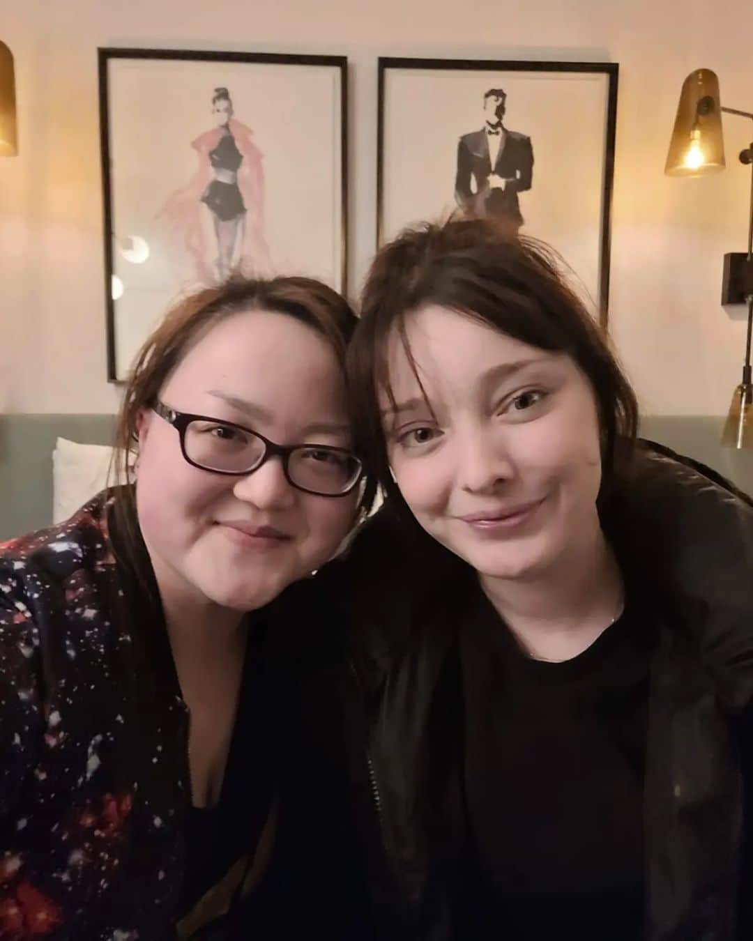 エマ・デュモンのインスタグラム：「It's so rare to find someone you become friends with within seconds of meeting. Jen was my seconds friend and I could not be more grateful to have met her.   But also what is up with this hotel art?」