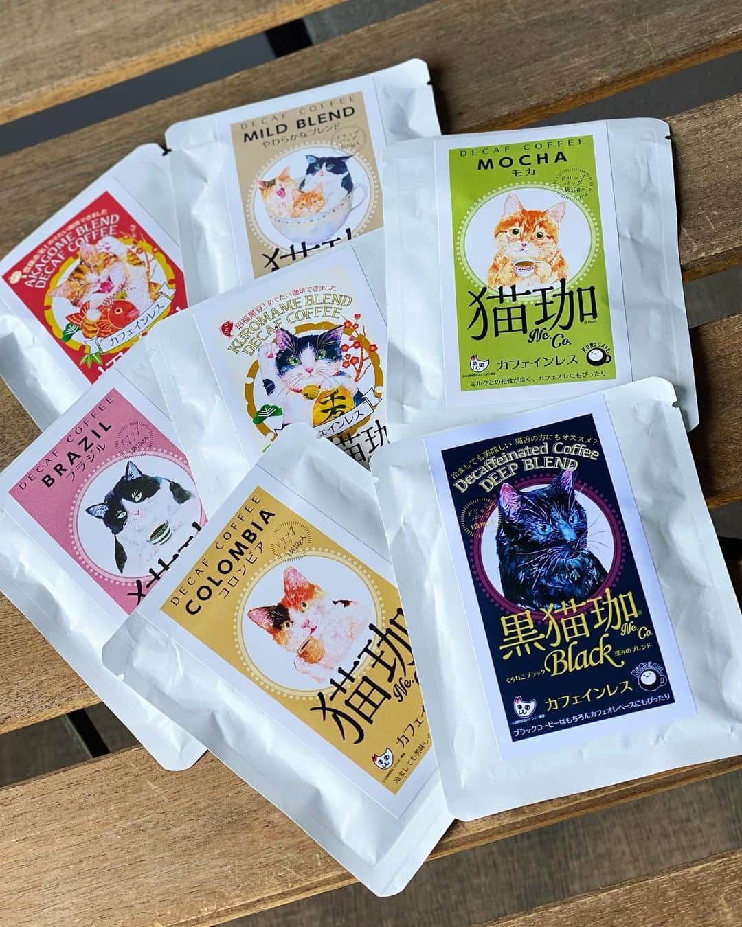 のインスタグラム：「ねこぉ😽☕️  ホワイトデーに修作さんからもらった珈琲☕️ わ〜いわ〜いエアー猫が止まらないぜ！！ (※エアー猫とは、猫を飼いたすぎて空想上の猫を撫で始めてしまう、南雲とウルフィに度々起こる現象です)  デカフェだから平日の午後も心置きなく飲める！ この可愛いにゃんこパッケージをどうファイリングするかが問題だ🐈‍⬛🐈  #猫珈 #メーテレアナウンサー #南雲穂波」