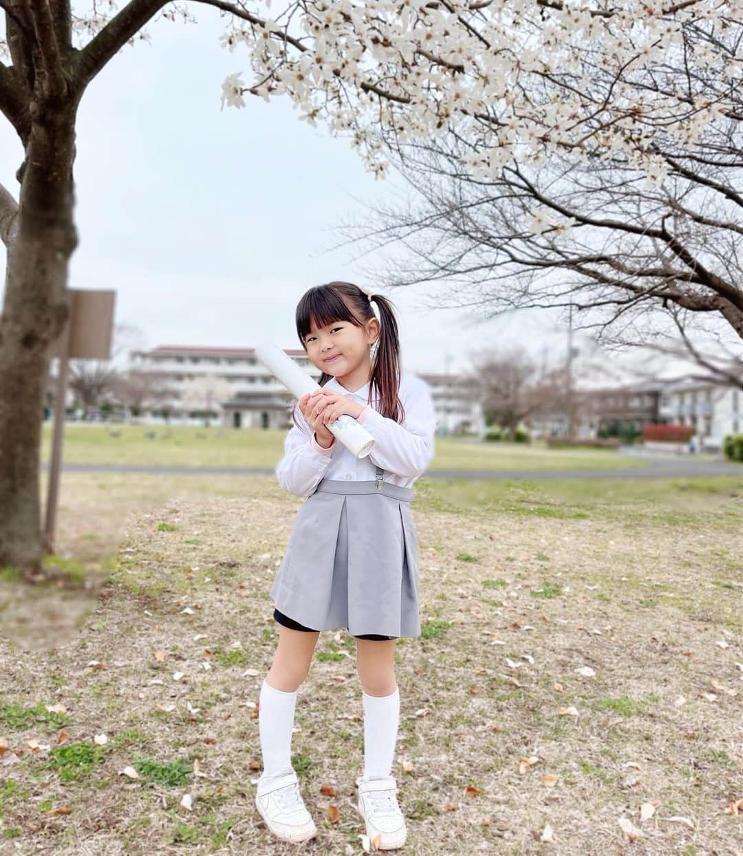 のインスタグラム：「. 卒園おめでとう👧🏻🌸💖 ぶかぶかだった制服が成長を感じる🥹 コロナと向き合ってきた3年間。 制限もあって色々悔しかったりしたけど 沢山お友達もできて沢山楽しい思い出も できて本人も毎日楽しく通ってたから 本当に良かった。よく頑張りました🥰💮 素敵な先生方、素敵な幼稚園に感謝です。 1人目2人目終わって次はあきとくんですね！ と言われ、そうだ次男の入園式すぐじゃん🥹 #卒園#卒園式#6歳女の子#年長さん #3兄弟#男の子ママ#女の子ママ#年子ママ」