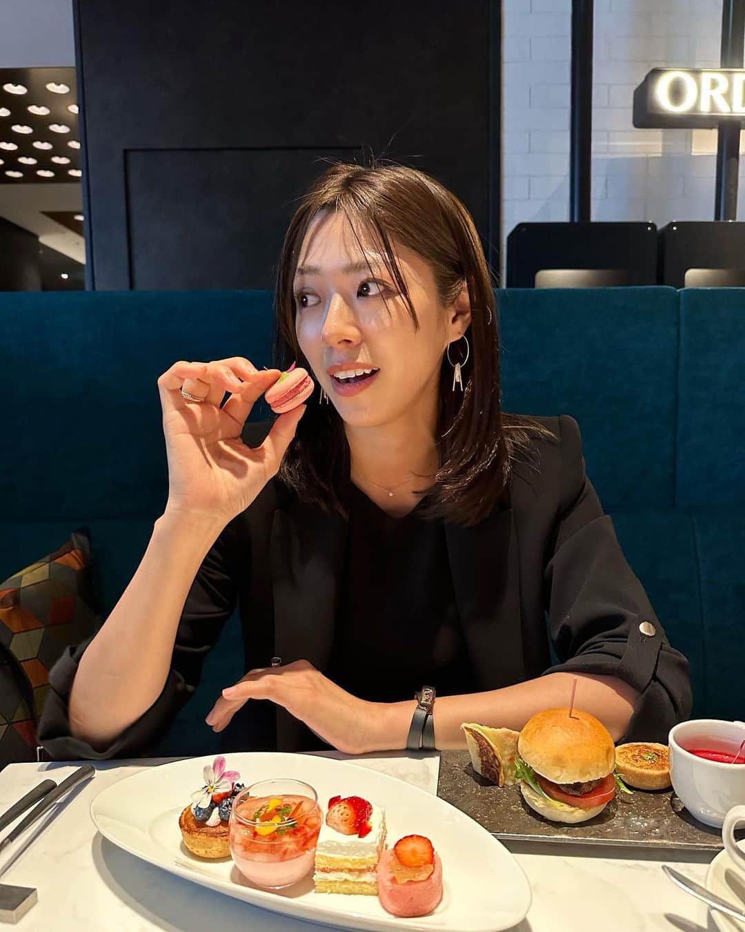 わちみなみのインスタグラム：「初めてのアロフト東京銀座へ 海外に来たような気分が味わえました ホテルみるの好きなので嬉しい〜！  16階のルーフトップRoof dogsが再開するとのことで、犬とたくさん写真を撮ってみました 銀座を見渡しながらシャンパンをいただけます🥂  オールデイダイニングのThe WAREHOUSEでは 気になるインテリアやヴィンテージなハーレーデビッドソン、アートを楽しみながらアフタヌーンティーを🫖  春が感じられるスイーツと 紅茶が10種類もあるのが嬉しかった🌸 わたしはマカロンがお気に入り  今年初ヌン活でした  わたし的に一階の椅子が可愛くって、、1番最後の写真までみてみてください🍨  #アロフト東京銀座 #AloftHotels #AloftTokyoGinza #TheWAREHOUSE #RoofDogs #ヌン活  #アフタヌーンティー東京」