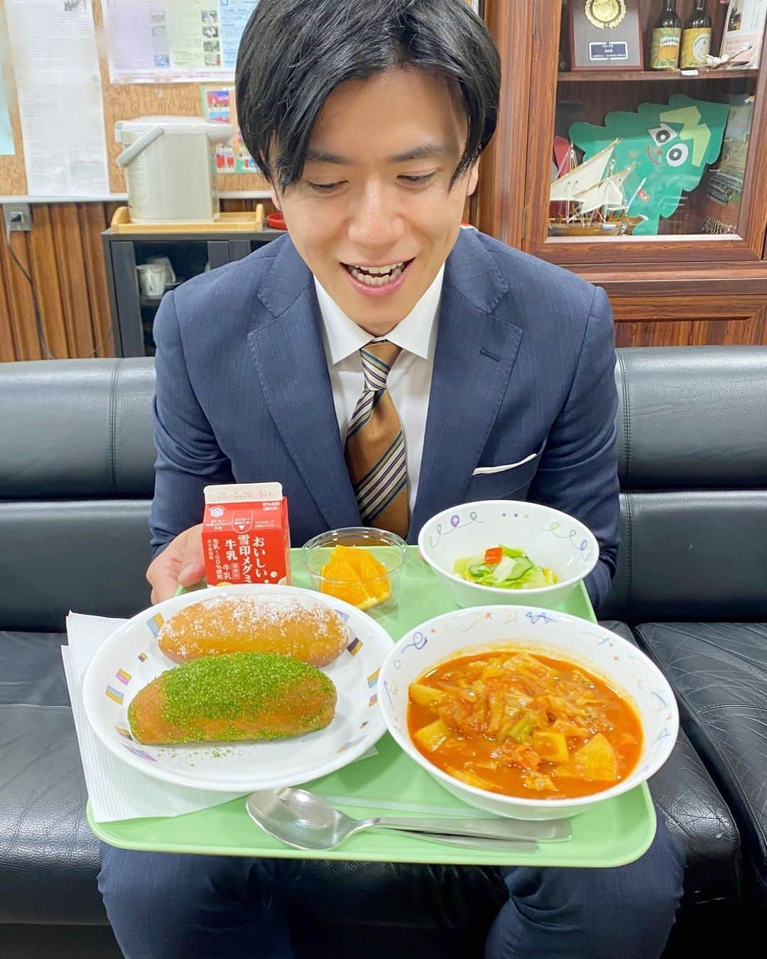 青木源太さんのインスタグラム写真 - (青木源太Instagram)「25年ぶりに食べた給食の揚げパンが美味しすぎた件…。  先日、東京都 港区立 御田小学校で、出前授業をしました。児童はもうすぐ卒業を控えた6年生。「コミュニケーション」をテーマに、自分を主張することや相手を尊重すること、そしてSNSとの付き合い方について皆で考えました。「青木先生！」って呼ばれたのは人生で初めて。笑  給食を食べた後は校庭でみんなで遊んで楽しかった！これから始まる皆さんの中学生生活が楽しいものでありますように。  #揚げパン#緑のは#抹茶テイスト#学校で作る給食だから#揚げたて」3月17日 21時48分 - aoki.genta