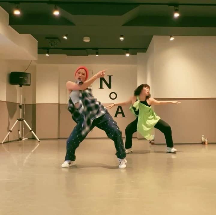 HARUKA MUTOのインスタグラム：「Ayy Ladies💋　@tyga  at @noadance_ebisu 🚩  dance wiz @kamikamirio ✨  5年前くらいの過去コレオをリメイク！！ 最近こっち系の曲で踊ってなかったからテンション爆上げ❤️‍🔥 当時とはまた違った感覚で踊れるから新鮮なんだよね🌟  皆超いいバイブスで踊ってくれて最高でした💜 Thankyouuuuu!!!!!!  過去を振り返る訳ではないけど、一つの一つの作品に思い入れがあって過去の映像見ては色々当時の思い出蘇る🌸 そんな思いをこれからも大事に踊っていきたい🫧  当時も作品出てくれてたリオと5年後もこやって一緒に踊れたのも最高だった💐  #harukamuto #dance #610choreo #choreography  #noadanceacademy #激汗コレオ #すでに体痛い」