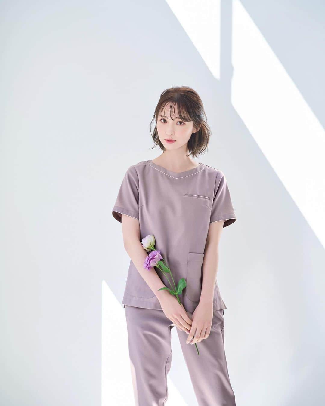にょみ。さんのインスタグラム写真 - (にょみ。Instagram)「. . . Classico × Mayuka Nomiシリーズが ついに発売開始となりました🌸 医療従事者にとって私服よりも着ている時間が 長いユニフォームだからこそ機能性と共にデザインにもこだわりました。 お気に入りの洋服を着た時にワクワクする気持ちを お仕事をする中でも味わえたらという思いで作りました。 . すでに多くの反響をいただいているようで、とても嬉しいです。ありがとうございます😭 . . #classico#クラシコ」3月17日 21時43分 - nyon514