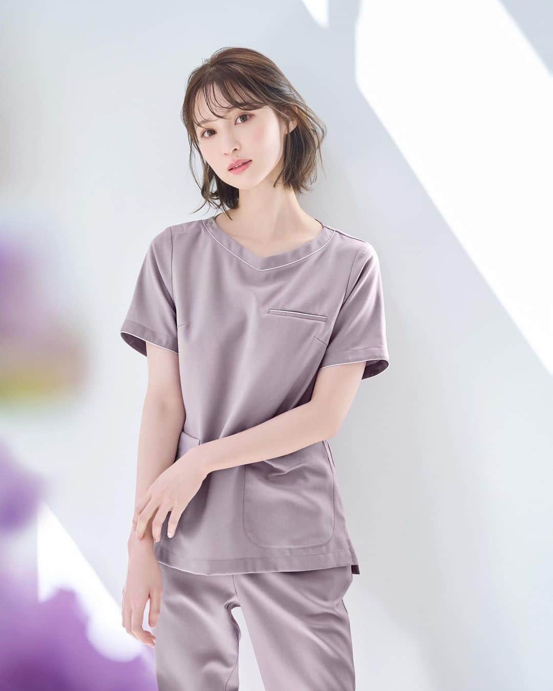 にょみ。のインスタグラム：「. . . Classico × Mayuka Nomiシリーズが ついに発売開始となりました🌸 医療従事者にとって私服よりも着ている時間が 長いユニフォームだからこそ機能性と共にデザインにもこだわりました。 お気に入りの洋服を着た時にワクワクする気持ちを お仕事をする中でも味わえたらという思いで作りました。 . すでに多くの反響をいただいているようで、とても嬉しいです。ありがとうございます😭 . . #classico#クラシコ」