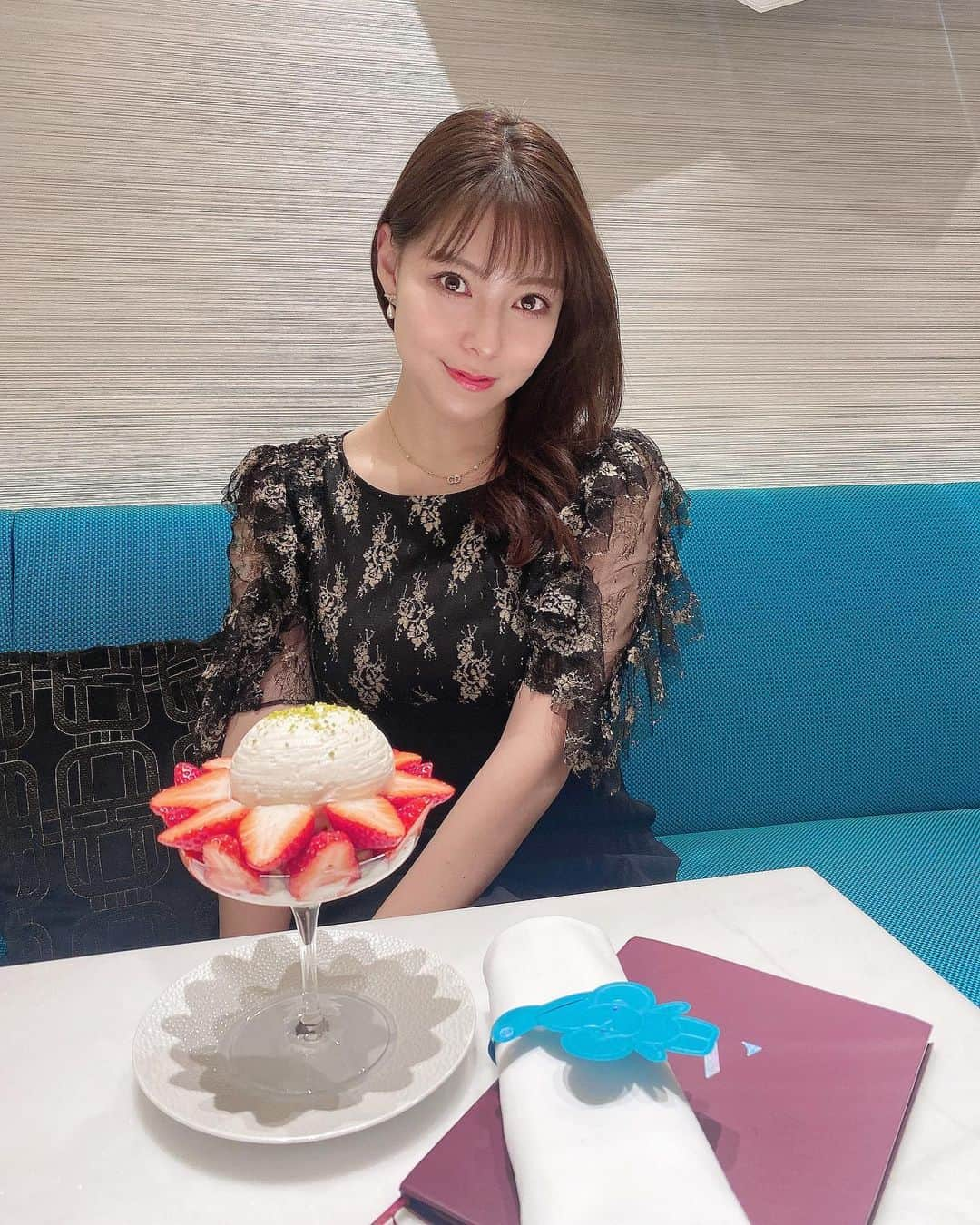 西村ケリーのインスタグラム：「日本に2店舗しかない ルイヴィトンのカフェ☕️  『LE CAFE V 』に行ってきました☺️❤️ どのデザートも飲み物も可愛く飲むのも勿体無いくらい...🥺✨ちゃっかり食事🍽もしたけど、料理もレベル高くて最高🫶💓  #lecafev #ルイヴィトン #ヴィトンカフェ #カフェ　#銀座 #銀座カフェ #cafe #louisvuitton #vuittoncafe #ginza #japan #sweets #sweetstagram #銀座女子会ランチ #女子会 #카페」