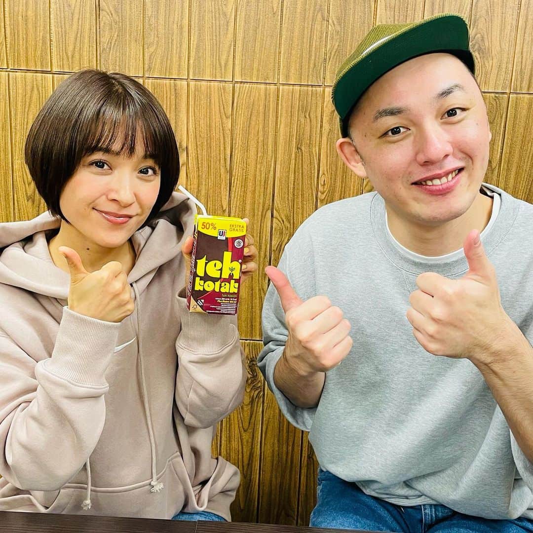 濵田大輔のインスタグラム：「Tadi sore syuting sama @mihiro0519 ✨ Seru bangettt!!!! Mihiro-san coba makanan dan minuman Indonesia 🇮🇩 Tunggu videonya yaaa 😄 本日はみひろさんとまたコラボ撮影してきました!! 楽しかった〜✨😆 さぁーー動画編集頑張るぞーーッ💪🏻🔥」