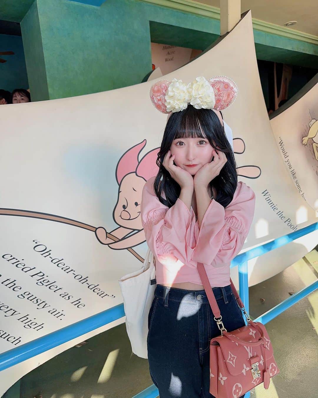 咲山しほのインスタグラム：「♥ . . プーさん乗った🌼🍯🐻 . ディズニー行ったら いつもプーさん乗る♡♡♡ . . #香港 #香港旅行 #香港観光 #香港ディズニー #香港ディズニーランド #hongkong #hongkongdisneyland #hkdl #ミニー #ミニーコーデ #ミニーちゃんコーデ」
