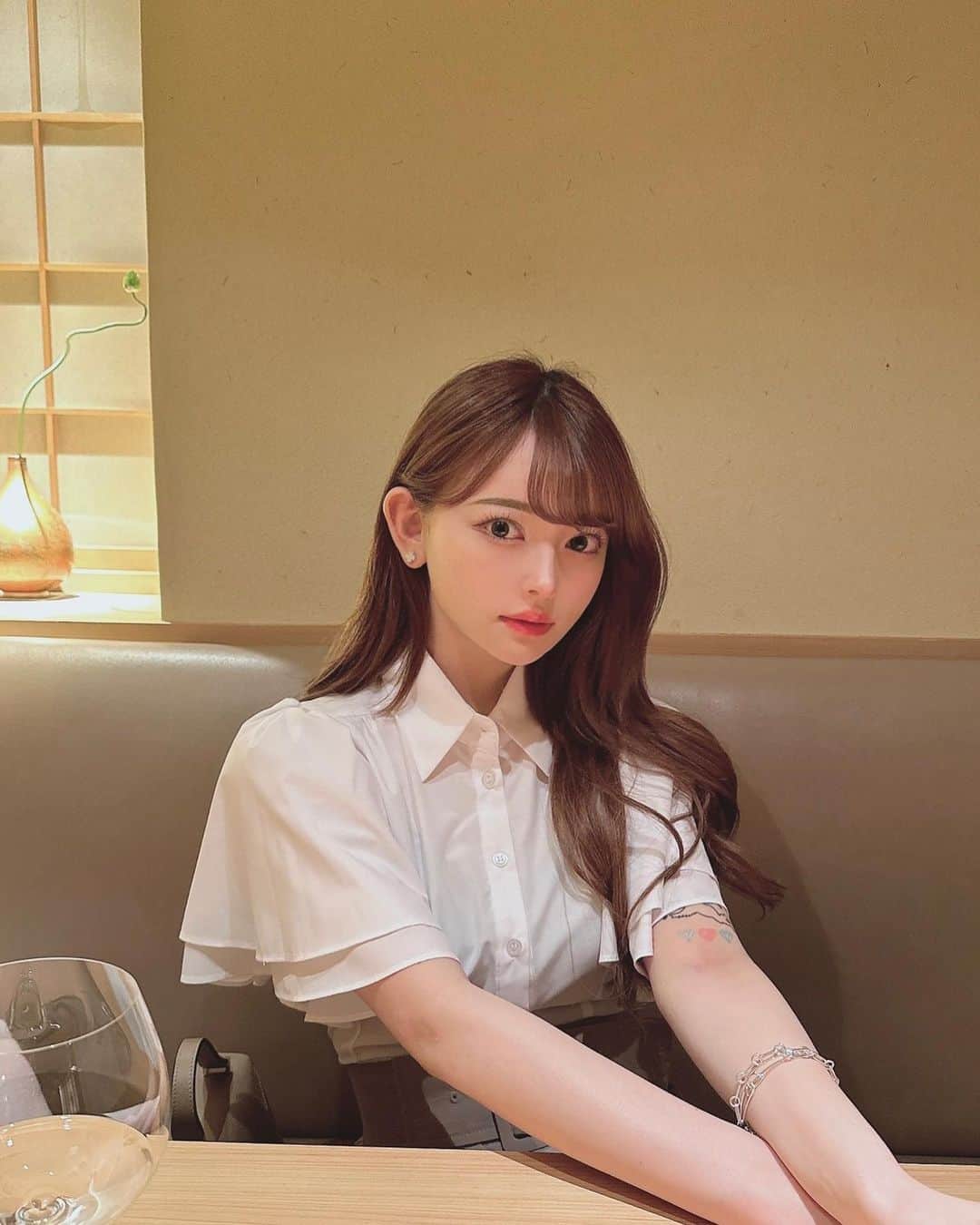 黒崎みささんのインスタグラム写真 - (黒崎みさInstagram)「月3回くらいは息抜きしてる🫶 ⁡ ダイエット頑張ってるので旦那に痩せたね！ ウエストが違う！って言われた笑笑 ⁡ 太った時は 太ったんだよねーって言うと 俺わからない😥ととぼけて、やせたらちゃんと 言ってくれるから出来た旦那😂  お留守番中双子はシッターさんとスライムの感触遊びしたみたい🫠💚 ⁡ #ダイエット #ダイエット中 #外食 #snidel #スナイデル #ママ #双子ママ #双子 #mdツイン #twins」3月17日 16時23分 - misa_k88