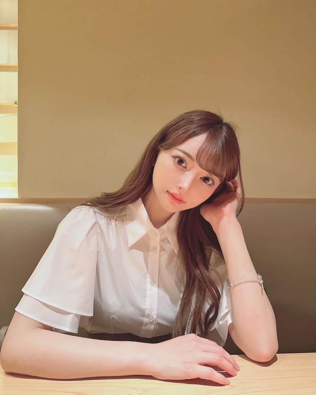 黒崎みささんのインスタグラム写真 - (黒崎みさInstagram)「月3回くらいは息抜きしてる🫶 ⁡ ダイエット頑張ってるので旦那に痩せたね！ ウエストが違う！って言われた笑笑 ⁡ 太った時は 太ったんだよねーって言うと 俺わからない😥ととぼけて、やせたらちゃんと 言ってくれるから出来た旦那😂  お留守番中双子はシッターさんとスライムの感触遊びしたみたい🫠💚 ⁡ #ダイエット #ダイエット中 #外食 #snidel #スナイデル #ママ #双子ママ #双子 #mdツイン #twins」3月17日 16時23分 - misa_k88