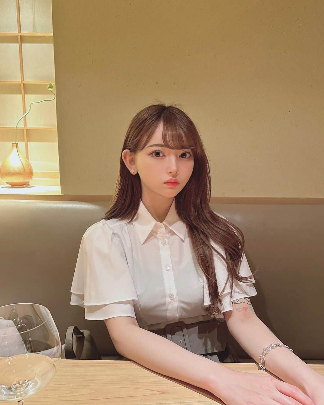 黒崎みささんのインスタグラム写真 - (黒崎みさInstagram)「月3回くらいは息抜きしてる🫶 ⁡ ダイエット頑張ってるので旦那に痩せたね！ ウエストが違う！って言われた笑笑 ⁡ 太った時は 太ったんだよねーって言うと 俺わからない😥ととぼけて、やせたらちゃんと 言ってくれるから出来た旦那😂  お留守番中双子はシッターさんとスライムの感触遊びしたみたい🫠💚 ⁡ #ダイエット #ダイエット中 #外食 #snidel #スナイデル #ママ #双子ママ #双子 #mdツイン #twins」3月17日 16時23分 - misa_k88