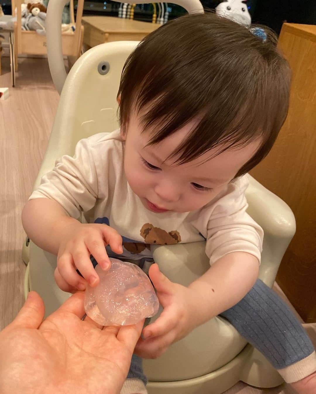 黒崎みささんのインスタグラム写真 - (黒崎みさInstagram)「月3回くらいは息抜きしてる🫶 ⁡ ダイエット頑張ってるので旦那に痩せたね！ ウエストが違う！って言われた笑笑 ⁡ 太った時は 太ったんだよねーって言うと 俺わからない😥ととぼけて、やせたらちゃんと 言ってくれるから出来た旦那😂  お留守番中双子はシッターさんとスライムの感触遊びしたみたい🫠💚 ⁡ #ダイエット #ダイエット中 #外食 #snidel #スナイデル #ママ #双子ママ #双子 #mdツイン #twins」3月17日 16時23分 - misa_k88
