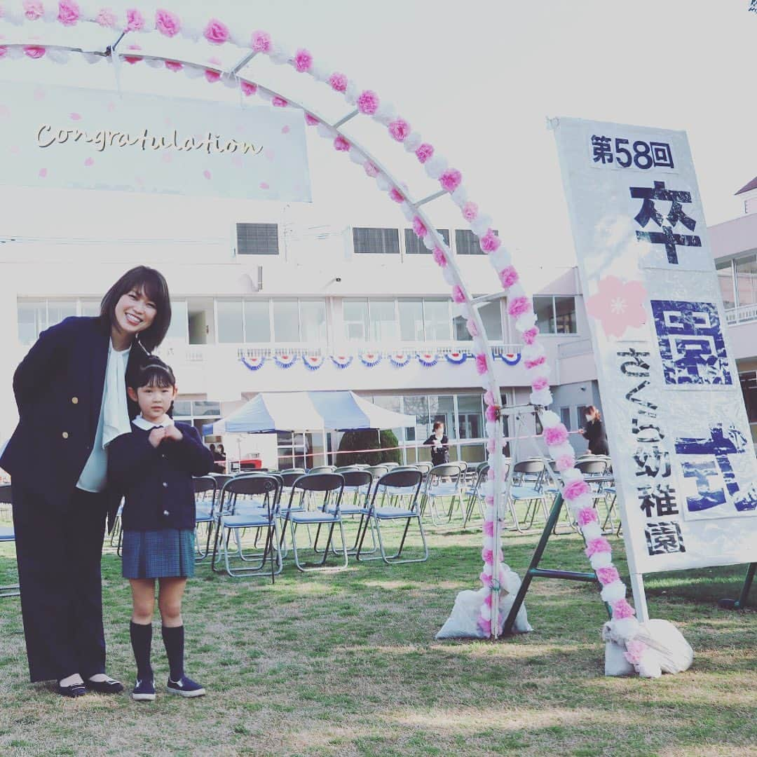 大菅小百合さんのインスタグラム写真 - (大菅小百合Instagram)「🌸卒園式🌸  昨日幼稚園を卒園しました‼️👏🏻👏🏻✨ 今週は流石に私も寂しさ全開で…3年前を思い出しては色んな想いが込み上げてきて感情が忙しかったけど💦無事にこの日を迎えられたことに感謝の気持ちでいっぱいでした🙏💓娘は先生との別れが悲しくて泣きっぱなしで…それを見てつられて私もウルウル🥹  前日には年少さんからお花を貰ったりして💐 知らないところでちゃんとお姉さんしていたことも嬉しかったし🤍入園当時は泣いてばかりで心配しかなかったけどこの3年間でしっかり成長してくれたんだと頼もしかった😍  また新しい環境での不安は耐えないけどこれからも一緒に頑張っていこうと思う‼️  『卒園おめでとう㊗️👏🏻🌸😍』  #卒園式 #年長 #保護者代表 #謝辞 #卒園対策委員として最後のお仕事 #無事にやり遂げました #娘だけじゃなく #私も最高のママ友に巡り会えました #ありがとう」3月17日 16時33分 - sayuriosuga1027