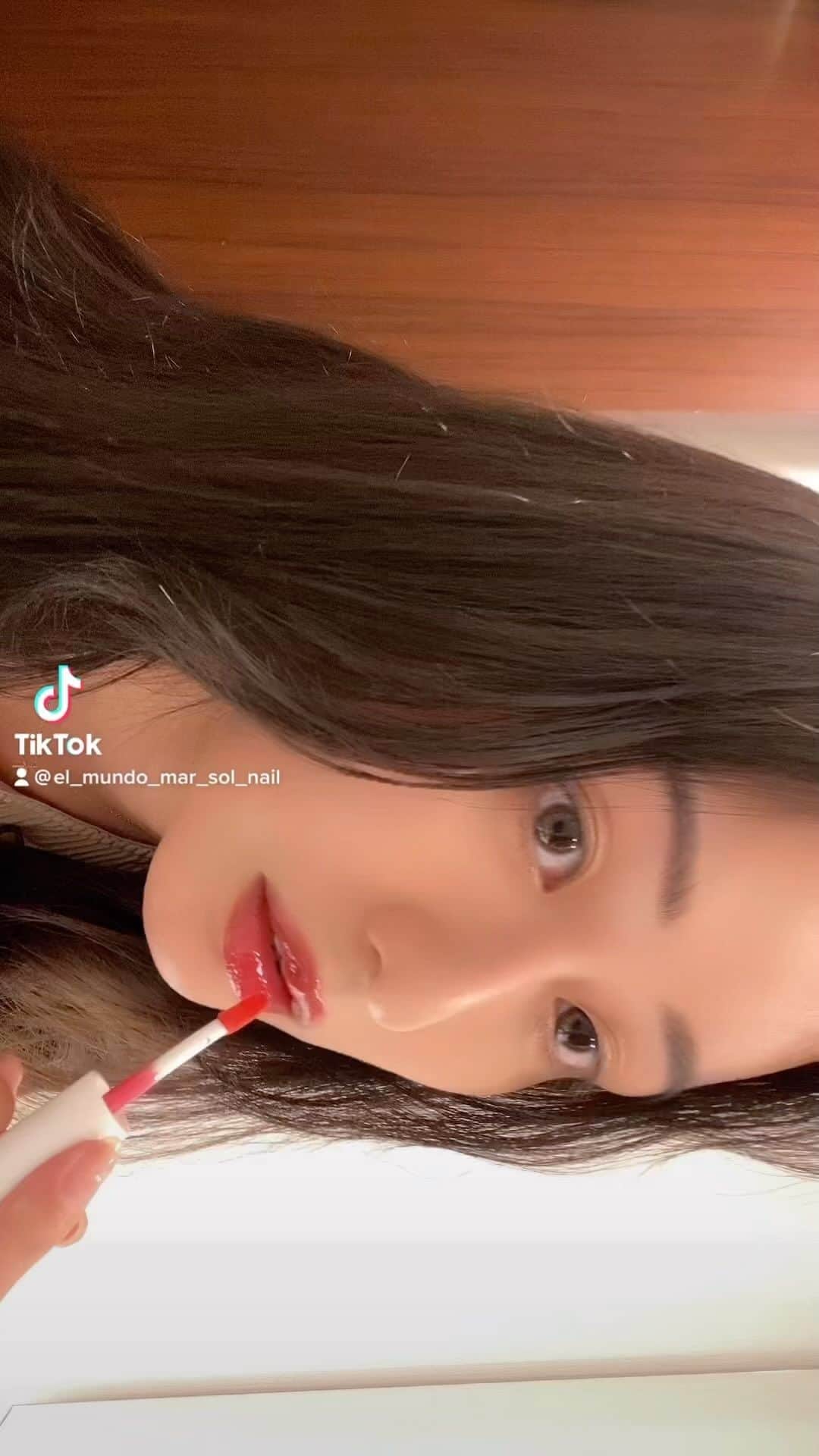 天野ちよのインスタグラム：「最近リップはうるうる派 ⺣̤̬︎︎ ✌︎︎︎  #メイク動画 #粘膜リップ #プチプラコスメ #makeup #コンビニコスメ #リップメイク #マスクメイク #リップマニア #今日のメイク #ドラコス #ドラッグストアコスメ #おすすめコスメ #好印象 #今日のコスメ #ポーチの中身 #イエベ春 #イエローベース #イエベ秋 #プチプラリップ #パーソナルカラースプリング #透明感メイク #透明感のある肌 #ツヤリップ #秋メイク #毎日メイク #秋リップ #オレンジメイク #イエベ春コスメ #イエベ春リップ #グロス」