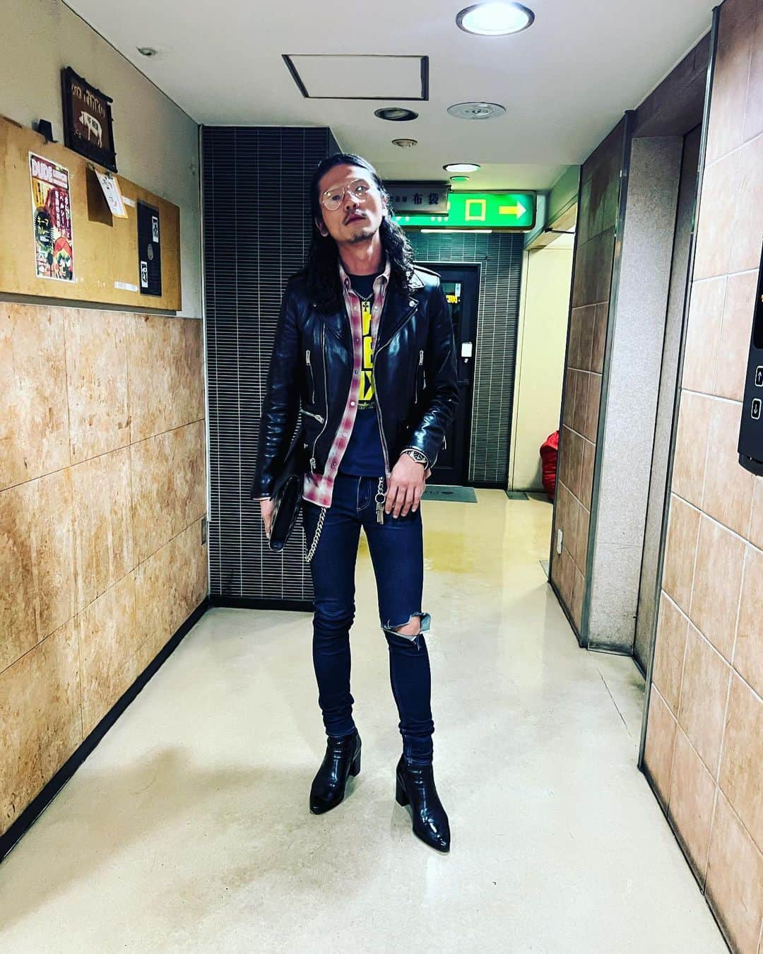 庄村聡泰のインスタグラム：「#サトヤスタイリング 眼 #レイバン 上 #サンローラン 中 #ラングラー 中中 #フェニックス 下 #チープマンデー 靴 #サンローラン 銀 #クロムハーツ 鞄 #グッチ  @wearephoenix サイコーでした本当に本当に楽しかったです皆聴いた方が良いすよ」