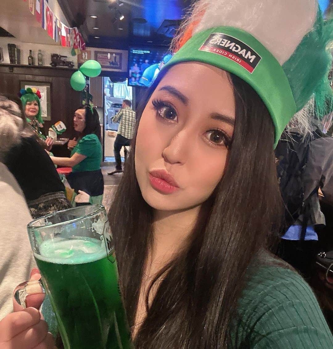 岩上愛美さんのインスタグラム写真 - (岩上愛美Instagram)「🍀Happy Saint Patrick's Day everyone🍀 Sláinte🍻🇮🇪  #stpatricksday #ireland #japan #akasaka #beer #green #🍀」3月17日 16時49分 - amiiwakami
