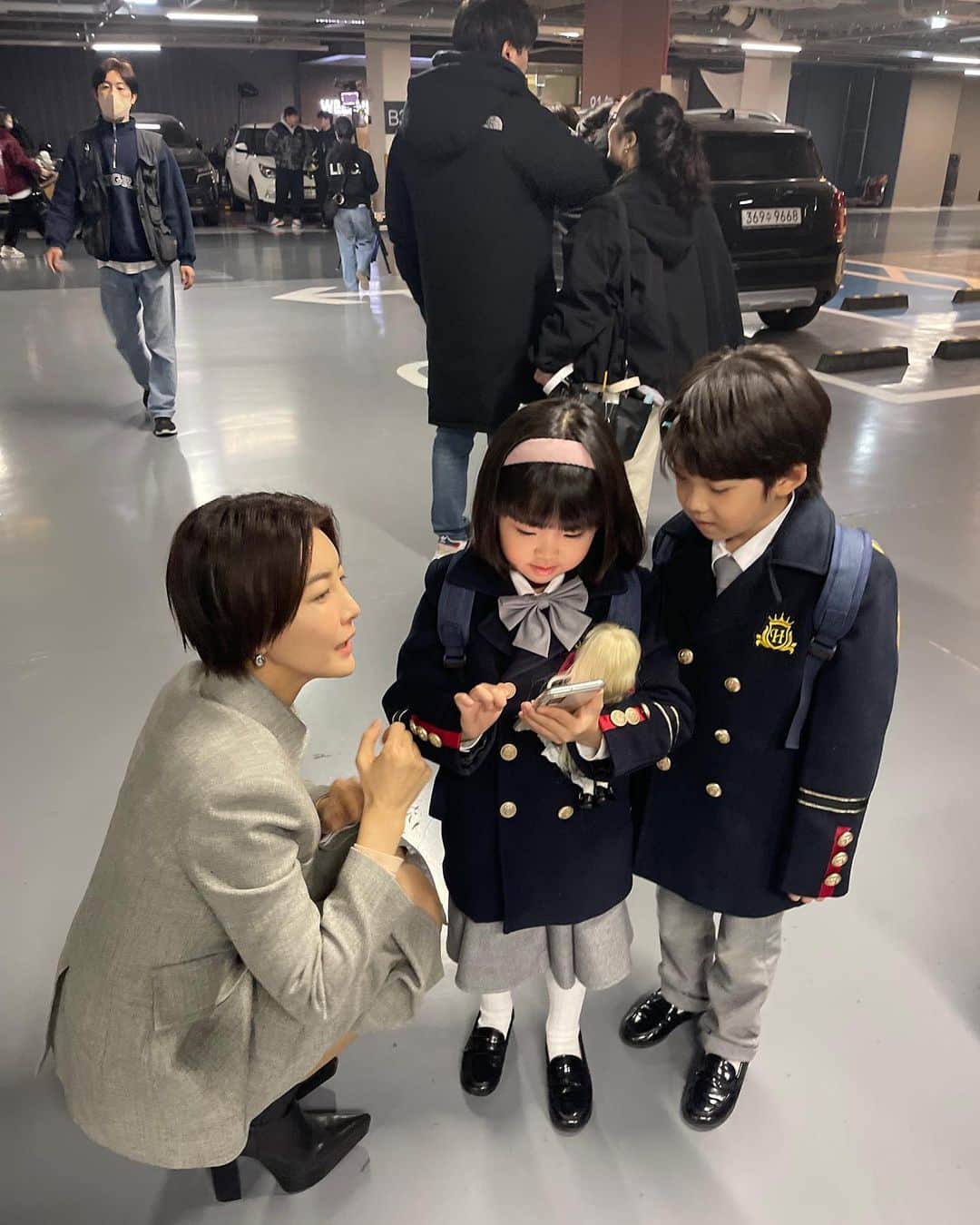 チン・ソヨンのインスタグラム：「#남자친구있어요? #사진봤어요. #이상윤 오빠를 남자친구라고 생각함  #고마워얘들아❤️ #행복배틀🎬」