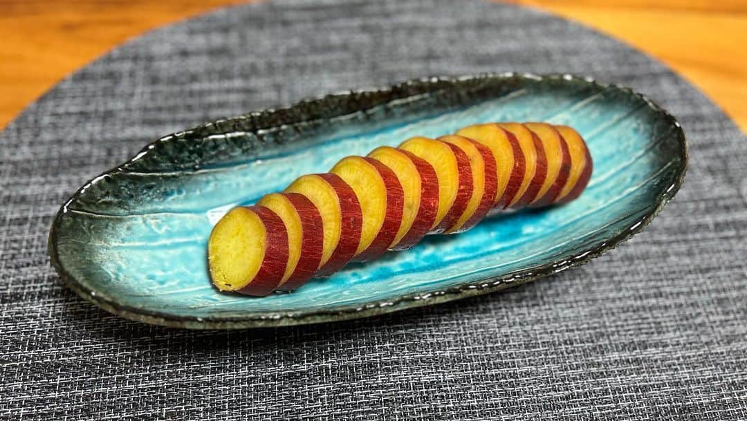鮫島彩のインスタグラム：「⁡ ⁡ 最近の私のおやつ🍠✨ ⁡ ⁡ さつまいものレモン煮！ 爽やかな甘さで美味しいの〜😋 ⁡ ⁡ 味付けの材料とさつまいもを一緒に袋に入れて、放っておくだけ🙌 ⁡ ⁡ #boniq #低温調理 #アスリート飯 ⁡ ⁡」