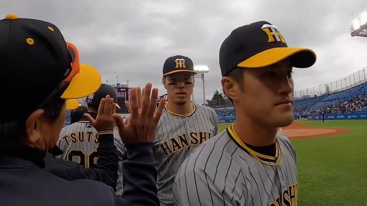 のインスタグラム：「3月17日ヤクルト戦、今日の#勝利のハイタッチ 🤚🏻👍🏻✌🏻✨ #阪神タイガース  #勝利のハイタッチ  #ARE」