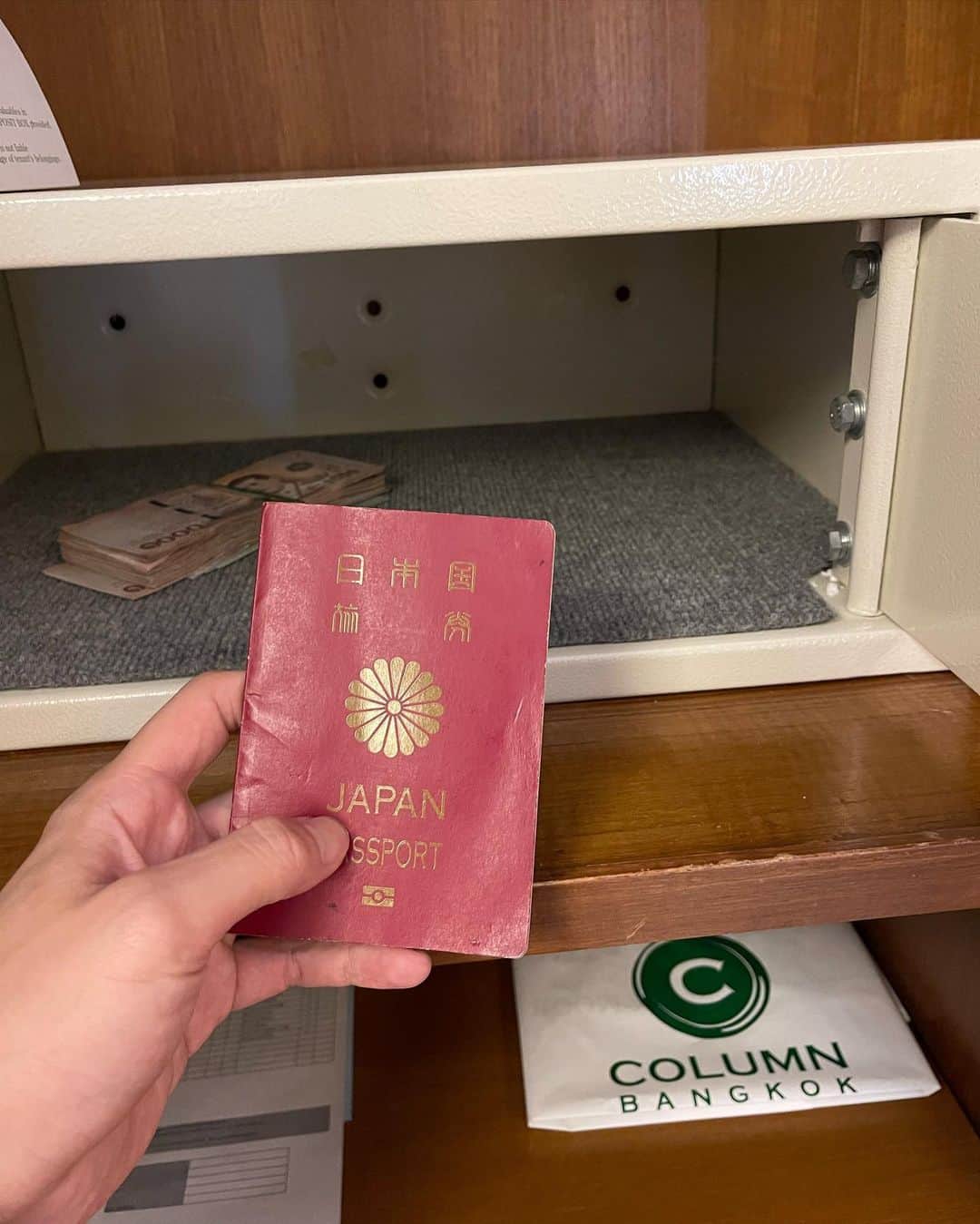 安保瑠輝也のインスタグラム：「. 【ご報告】  昨日空港まで行ってパスポート無くてホテルの金庫に忘れてました。まじで俺ってADHD😎タイなう…」