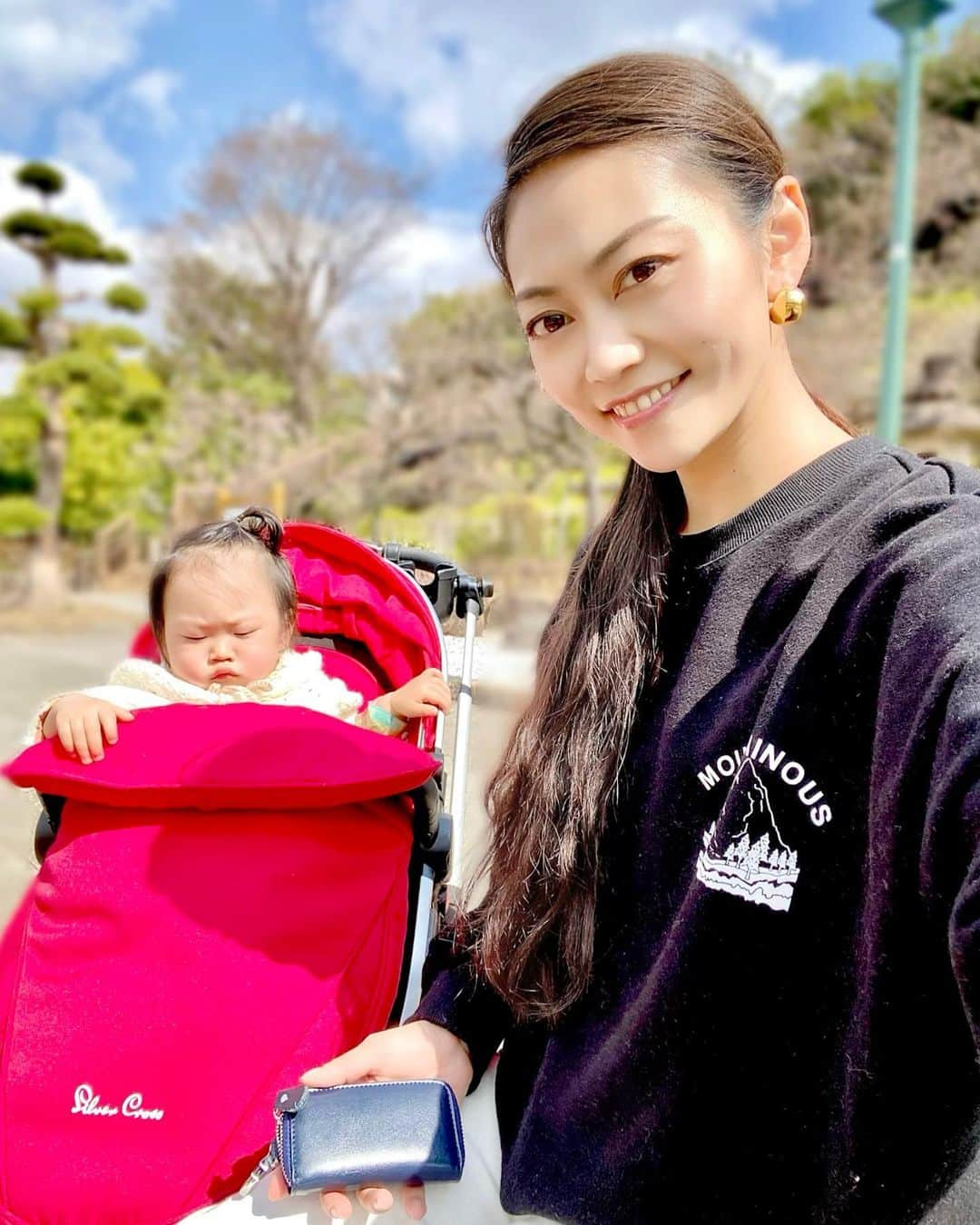 SAORIのインスタグラム：「太陽さんまぶしいよぉ☀️🥹と、 息子は言ってるね🤭🫶 ご近所散歩の時にパッと手に取って持ち歩く キーケースは @pit_life_official を使ってるよ♡ 6連キーフック付き♡私はネイビー‼︎ カラバリ豊富だし名入れもできるから 異性へのプレゼントにもオススメ😘 牛本革だから手触りが良くって、 これからイイ味出るだろうなぁ🥰たのしみ♡  #キーケース #スマートキーケース #名入れギフト　 #レザーキーケース #革製品 #ホワイトデーギフト #革小物雑貨 #ピットライフ #PR」