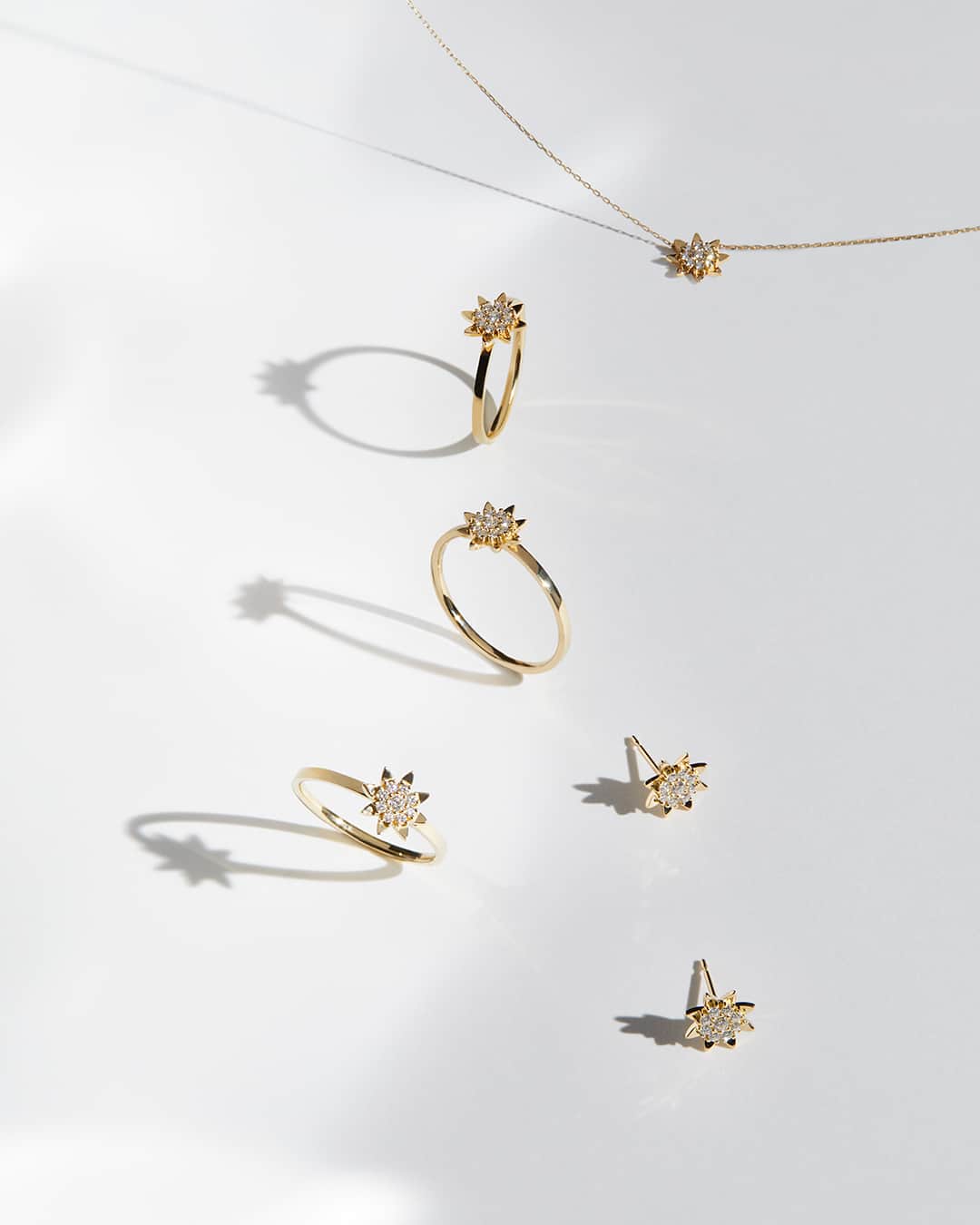 アーカーさんのインスタグラム写真 - (アーカーInstagram)「. 「petit soleil」 シャープな花びらのフォルムは、愛らしさにシックなニュアンスが感じられるデザイン。 　 #AHKAH #jewelry #2023ss #necklace #earrings #ring #present #アーカー #ジュエリー #ネックレス #ピアス #リング #プレゼント」3月17日 17時01分 - ahkah_official