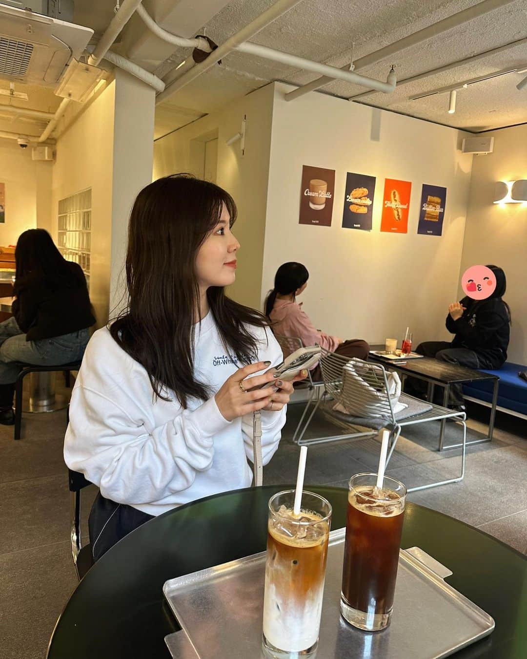 金子栞のインスタグラム：「少し前の☕️💙  ちょうど４年前くらいに買ったトレーナー💙💙 サイズ感が自分的に完璧でお気に入りだけどあと何年着られるだろうか。 まだ後継ぎが見つかってないので頑張ってもらわないと😂」