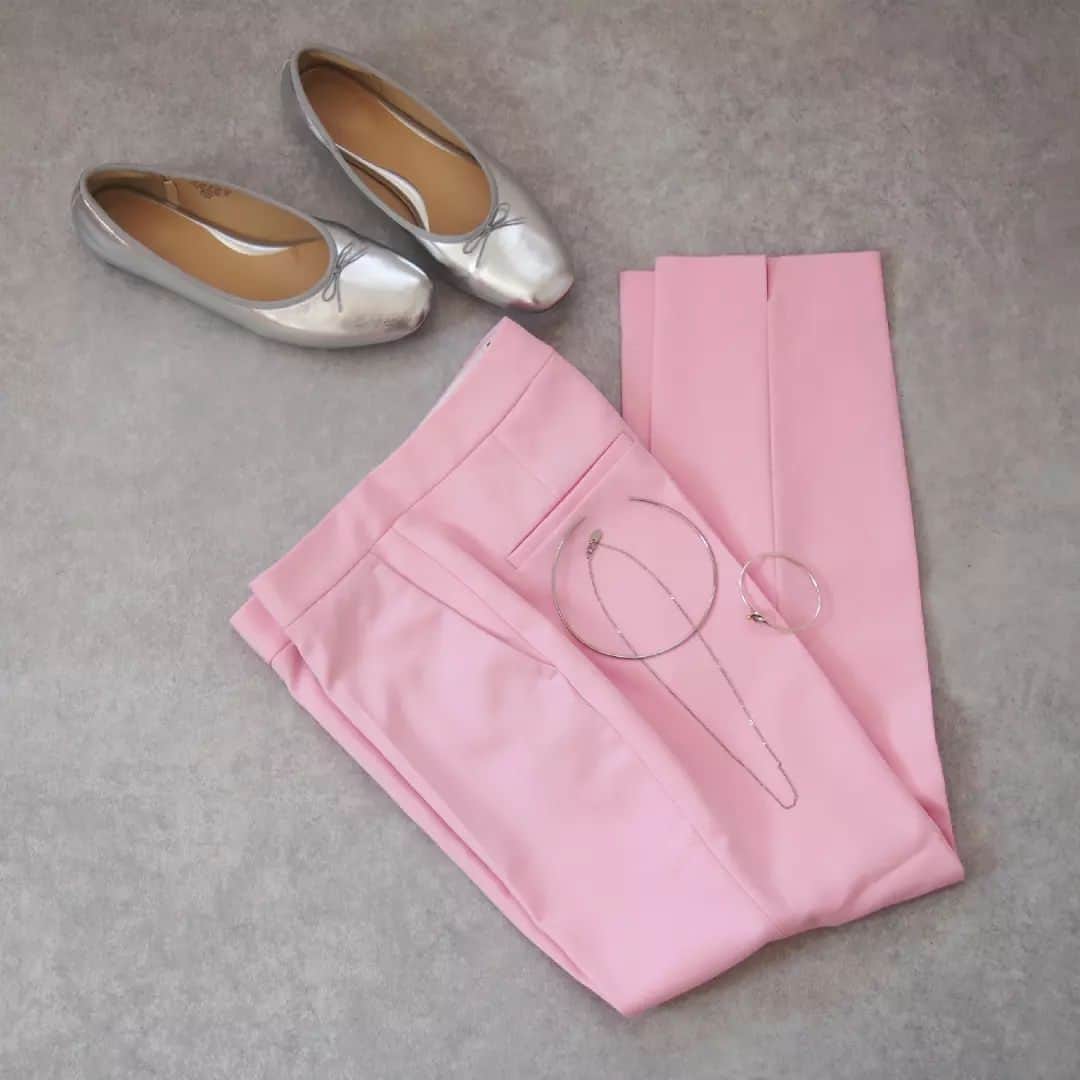 nori0620のインスタグラム：「カラーパンツといえば、ほとんどがzaraにお世話になってます♪  ピンクといっても、明るい春夏のピンク、深みのある秋冬のピンク、、、  並べてみると少しの色味の違いがまた楽しくなります♪  この春夏は、透明感がある、パウダーピンクが気になります🌸  #instafashion#fashion#code#outfit#ファッション#カラーパンツ#ピンク#zaraパンツ#uniqlo#コンフィールタッチフラットシューズ#メタリック#春コーデ#zara#置き画」