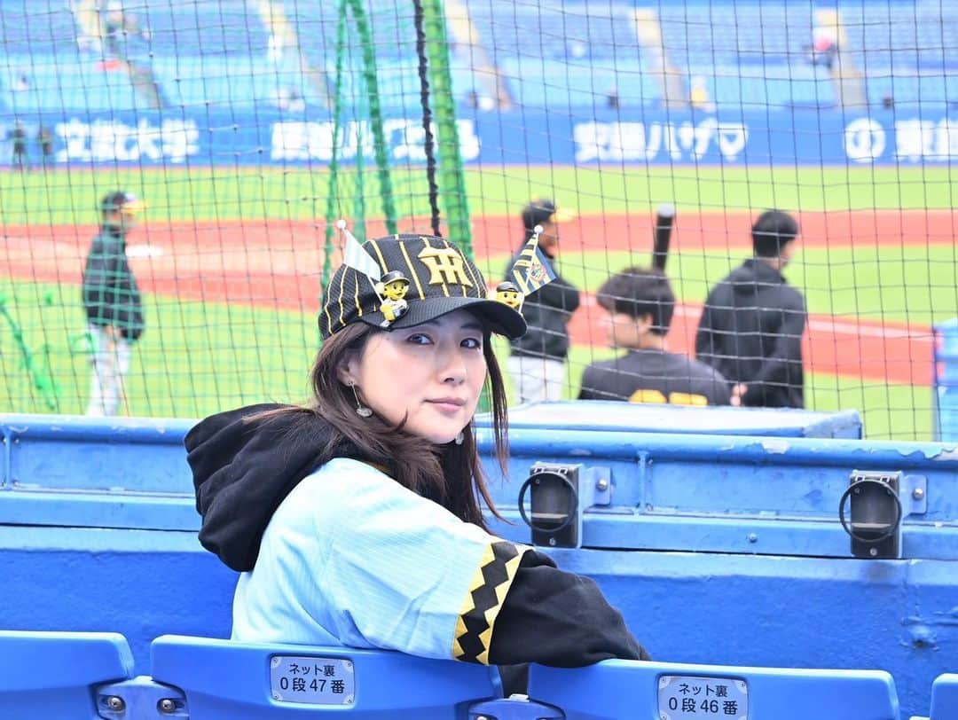 中江有里のインスタグラム：「サムライはマイアミへ。 わたしは神宮球場へ。 オープン戦、阪神快勝。  #中江有里」