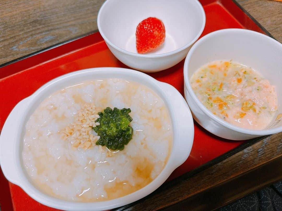 片岡安祐美さんのインスタグラム写真 - (片岡安祐美Instagram)「🍚  もう溜めすぎてわからんくなってしもた😭💦💦  息子氏9ヶ月になり、 ごはんが3回食になって、 よく食べてくれるので嬉しいですが、 いつもごはんしてる気分😆♪  変わらずベビーフード様にも頼りつつ、 (お粥にかけたり、足したりなどなど) 離乳食ストックもすーぐなくなる🙌🏻  これまでは食材単品をストックして ごはん作るときにあれこれとメニュー考えながら 混ぜてたけど、そこに限界を感じた😱💦  なので、もうメニューとして作っておいて、 組み合わせだけかぶらないようにすることにした！  メニュー考えるのは大変だけど、 作ってしまえばその方が楽ちん♪ まぁ、作ってもすーぐなくなっちゃうけどね😇  手づかみ食べをどう始めたらいいか、 (とりあえずおやきにチャレンジ！見事にぐちゃぐちゃされた笑) 量はどれくらいでいいのか、 食材の固さ大きさはどう進めたらいいか、 丸呑みしてしまってるんじゃないか、 などなど、次から次へと悩みは尽きませんが、 本を見ても何を見ても、人それぞれってなってるし、 この子に対しての答えはわからない😇💦  とりあえず！！ 息子氏への観察を怠ることなく、日々精進！！ 色々試行錯誤しながら、かーちゃん頑張ります💪🏻✨  #離乳食  #悩みは尽きない  #よく食べる子  #ありがたや  #ストック作り  #3回食  #9ヶ月  #息子  #かーちゃん頑張る」3月17日 17時16分 - ayumi.kataoka_gg.1