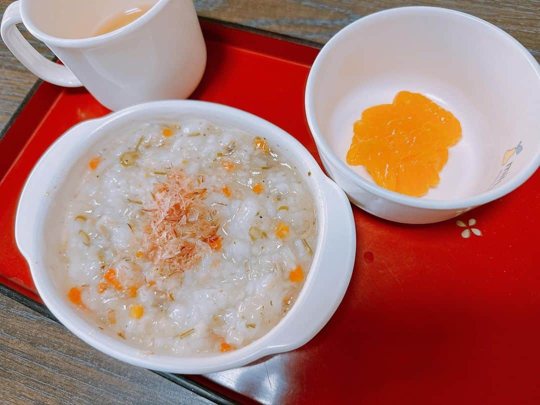 片岡安祐美さんのインスタグラム写真 - (片岡安祐美Instagram)「🍚  もう溜めすぎてわからんくなってしもた😭💦💦  息子氏9ヶ月になり、 ごはんが3回食になって、 よく食べてくれるので嬉しいですが、 いつもごはんしてる気分😆♪  変わらずベビーフード様にも頼りつつ、 (お粥にかけたり、足したりなどなど) 離乳食ストックもすーぐなくなる🙌🏻  これまでは食材単品をストックして ごはん作るときにあれこれとメニュー考えながら 混ぜてたけど、そこに限界を感じた😱💦  なので、もうメニューとして作っておいて、 組み合わせだけかぶらないようにすることにした！  メニュー考えるのは大変だけど、 作ってしまえばその方が楽ちん♪ まぁ、作ってもすーぐなくなっちゃうけどね😇  手づかみ食べをどう始めたらいいか、 (とりあえずおやきにチャレンジ！見事にぐちゃぐちゃされた笑) 量はどれくらいでいいのか、 食材の固さ大きさはどう進めたらいいか、 丸呑みしてしまってるんじゃないか、 などなど、次から次へと悩みは尽きませんが、 本を見ても何を見ても、人それぞれってなってるし、 この子に対しての答えはわからない😇💦  とりあえず！！ 息子氏への観察を怠ることなく、日々精進！！ 色々試行錯誤しながら、かーちゃん頑張ります💪🏻✨  #離乳食  #悩みは尽きない  #よく食べる子  #ありがたや  #ストック作り  #3回食  #9ヶ月  #息子  #かーちゃん頑張る」3月17日 17時16分 - ayumi.kataoka_gg.1