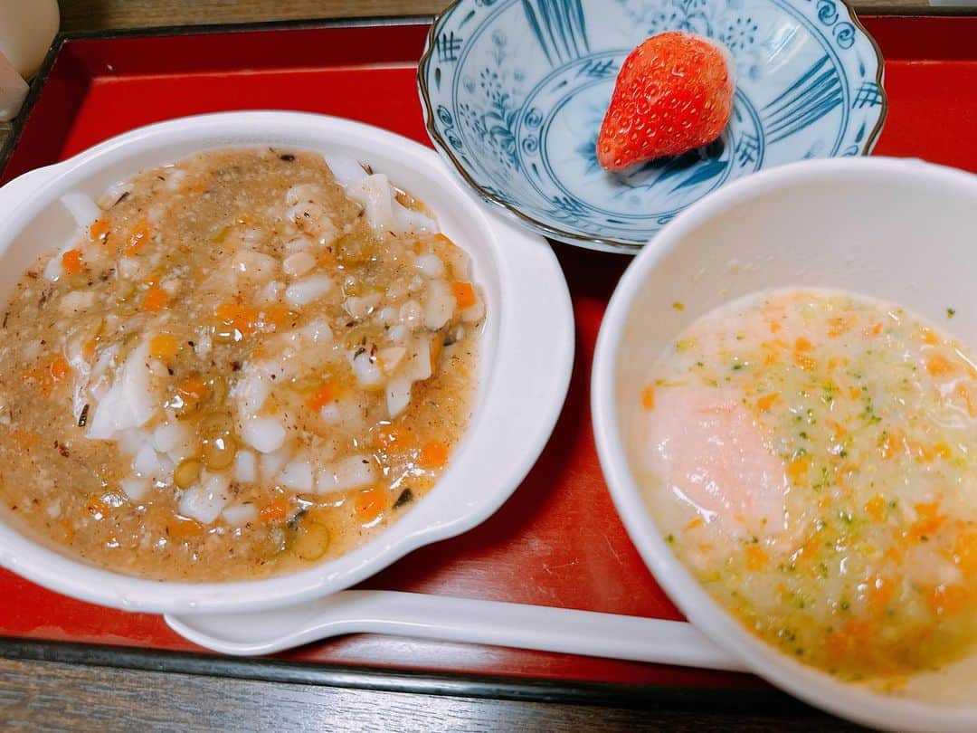 片岡安祐美さんのインスタグラム写真 - (片岡安祐美Instagram)「🍚  もう溜めすぎてわからんくなってしもた😭💦💦  息子氏9ヶ月になり、 ごはんが3回食になって、 よく食べてくれるので嬉しいですが、 いつもごはんしてる気分😆♪  変わらずベビーフード様にも頼りつつ、 (お粥にかけたり、足したりなどなど) 離乳食ストックもすーぐなくなる🙌🏻  これまでは食材単品をストックして ごはん作るときにあれこれとメニュー考えながら 混ぜてたけど、そこに限界を感じた😱💦  なので、もうメニューとして作っておいて、 組み合わせだけかぶらないようにすることにした！  メニュー考えるのは大変だけど、 作ってしまえばその方が楽ちん♪ まぁ、作ってもすーぐなくなっちゃうけどね😇  手づかみ食べをどう始めたらいいか、 (とりあえずおやきにチャレンジ！見事にぐちゃぐちゃされた笑) 量はどれくらいでいいのか、 食材の固さ大きさはどう進めたらいいか、 丸呑みしてしまってるんじゃないか、 などなど、次から次へと悩みは尽きませんが、 本を見ても何を見ても、人それぞれってなってるし、 この子に対しての答えはわからない😇💦  とりあえず！！ 息子氏への観察を怠ることなく、日々精進！！ 色々試行錯誤しながら、かーちゃん頑張ります💪🏻✨  #離乳食  #悩みは尽きない  #よく食べる子  #ありがたや  #ストック作り  #3回食  #9ヶ月  #息子  #かーちゃん頑張る」3月17日 17時16分 - ayumi.kataoka_gg.1