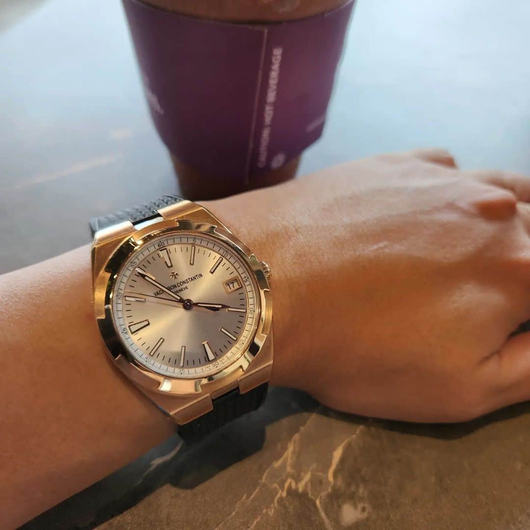 RCEOさんのインスタグラム写真 - (RCEOInstagram)「Same place same drink same watch but different strap makes  different mood  #VacheronConstantin #OneOfNotMany #vacheron #thehourlounge #watches #watch #watchesofinstagram #horology #watchoftheday #instawatch #4500v #overseas#likeforlikes #instalike #watchesofinstagram #watchporn #watchlover #followtofollow」3月17日 17時26分 - rccr7