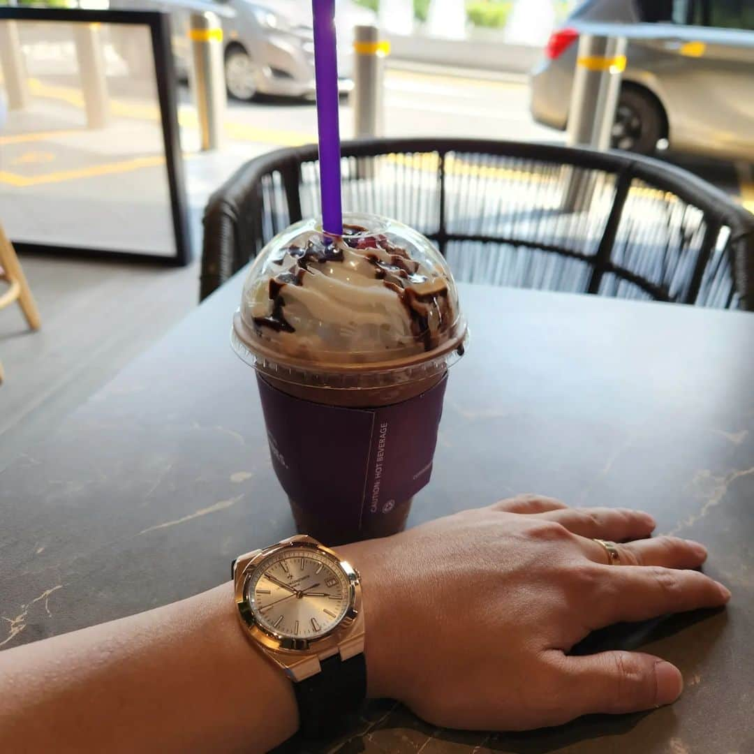 RCEOさんのインスタグラム写真 - (RCEOInstagram)「Same place same drink same watch but different strap makes  different mood  #VacheronConstantin #OneOfNotMany #vacheron #thehourlounge #watches #watch #watchesofinstagram #horology #watchoftheday #instawatch #4500v #overseas#likeforlikes #instalike #watchesofinstagram #watchporn #watchlover #followtofollow」3月17日 17時26分 - rccr7