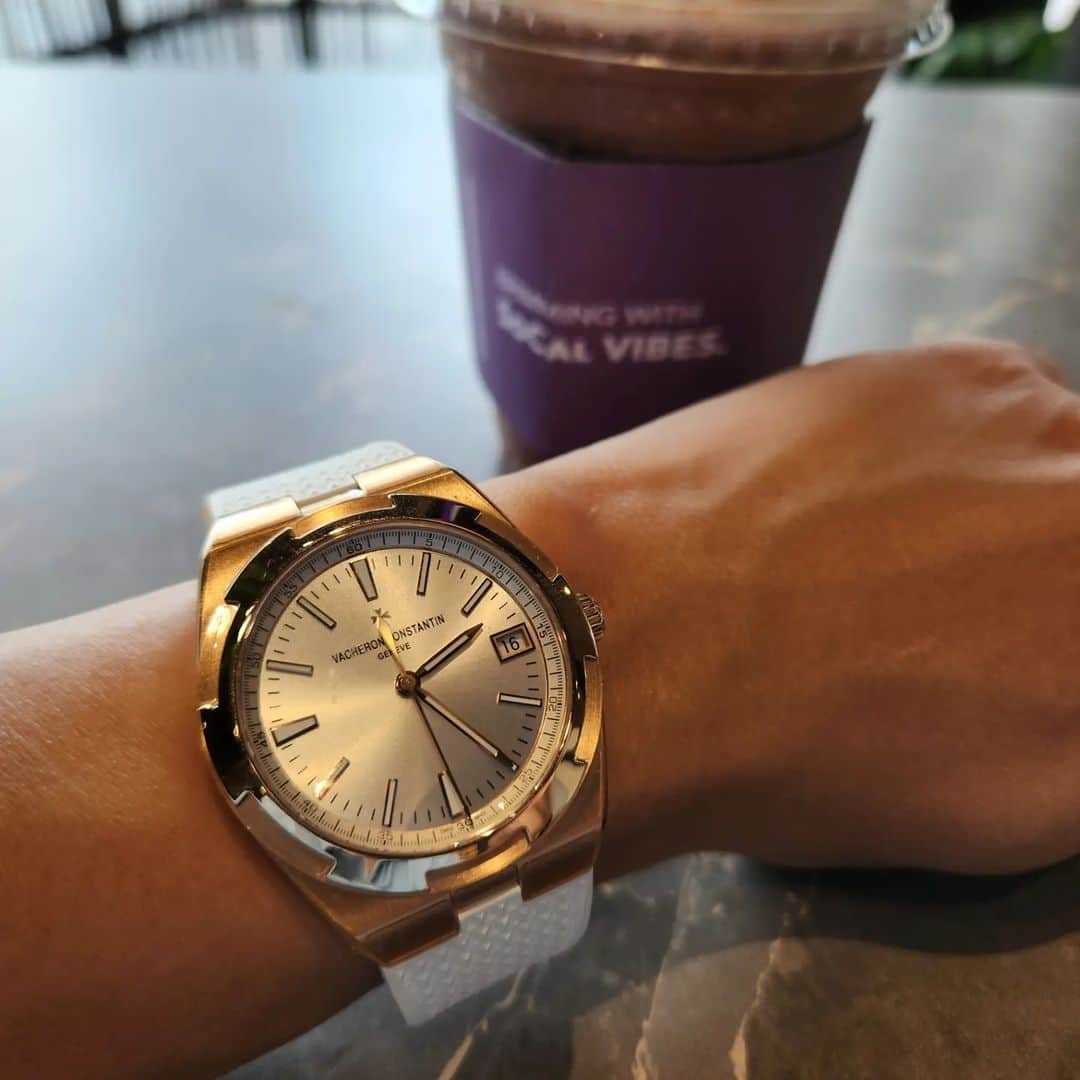 RCEOのインスタグラム：「Same place same drink same watch but different strap makes  different mood  #VacheronConstantin #OneOfNotMany #vacheron #thehourlounge #watches #watch #watchesofinstagram #horology #watchoftheday #instawatch #4500v #overseas#likeforlikes #instalike #watchesofinstagram #watchporn #watchlover #followtofollow」