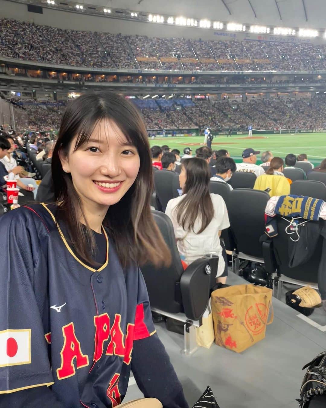吉村恵里子さんのインスタグラム写真 - (吉村恵里子Instagram)「・ お疲れ様です  昨日のWBC準々決勝、イタリア戦盛り上がりましたね⚾️ 初めての東京ドームで観戦してきました。  岡本選手のホームラン、大谷選手のバントなどいろんな名場面がまた生まれましたね。 ホームランが出た時は球場にいた人、総立ちで本当に熱くなりました。喉枯れちゃうかと思いました笑  球場にいるお客さんみんなで歌った時の音の分厚さに驚き、空気が揺れ動く音の振動に感動しました。球場にいた人みんなが一つにまとまる瞬間を肌で感じました。  準決勝は来週火曜21日、朝7時から！ TBS系列で放送されます⚾️ 楽しみですね😊 早起きの祝日になりそうです…🫶  #wbc #侍ジャパン #準々決勝 #イタリア」3月17日 17時20分 - yoshimura_eriko