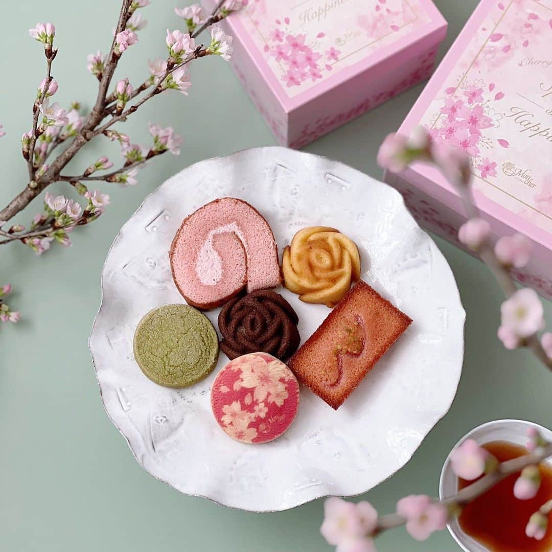 のインスタグラム：「. . 🌸ハピネスアソート🌸  春爛漫✨ 桜も開花しお花見が楽しみですね。  春🌸の訪れを感じさせる華やかなアソートをご用意いたしました。 入学式や入園式、春の集まりやお世話になったあの方へのお手土産にいかがでしょうか？  . 春を感じる甘酸っぱい苺の香りがお口いっぱいに広がるフィナンシェや桜柄のクッキー、 生地とクリームに苺ソースやジャムを混ぜ込んだ見た目にも愛らしい 「堂島プティロール」の期間限定フレーバーなどを、桜が咲き誇る愛らしい ボックスに詰め合わせました。  ハピネスアソート S(６点入)　1,080円(税込) M(12点入)　2,160円(税込)  . 路面店:0120-96-1006 （コールセンター）  . @mon-cher.com  #モンシェール #moncher  #堂島ロール #dojimarool  #春スイーツ #春焼菓子 #春デザート #春ケーキ　#2023春　 #心斎橋カフェ #心斎橋ランチ  #リヴァージュモンシェール #メルシーモンシェール  #モンシェールディフュゼ　 #mercimoncher #rivargemoncher」