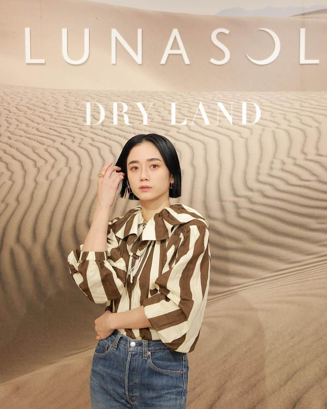 宮城舞さんのインスタグラム写真 - (宮城舞Instagram)「LUNASOLは、 23年の春夏コレクション ”Holy Nature"の 第二弾として、雄大に広がる “乾いた大地” をイメージした “DRY LAND”を 2023年3月17日(金)発売です🐫  @lunasolofficial のアイシャドーは メイクさんがよく使ってるくらい とっても綺麗に瞼につくんだ👀✨  サラサラになるのに 艶肌になるパウダーも  リップの色を定着させてくれる リップ下地も本当によかった‼️  @lunasolofficial  #LUNASOL  #DRYLAND #ルナソル  #eyeshadow  #eyecoloration #smoothclearpowder #mellowfitbalm」3月17日 17時29分 - mai_miyagi