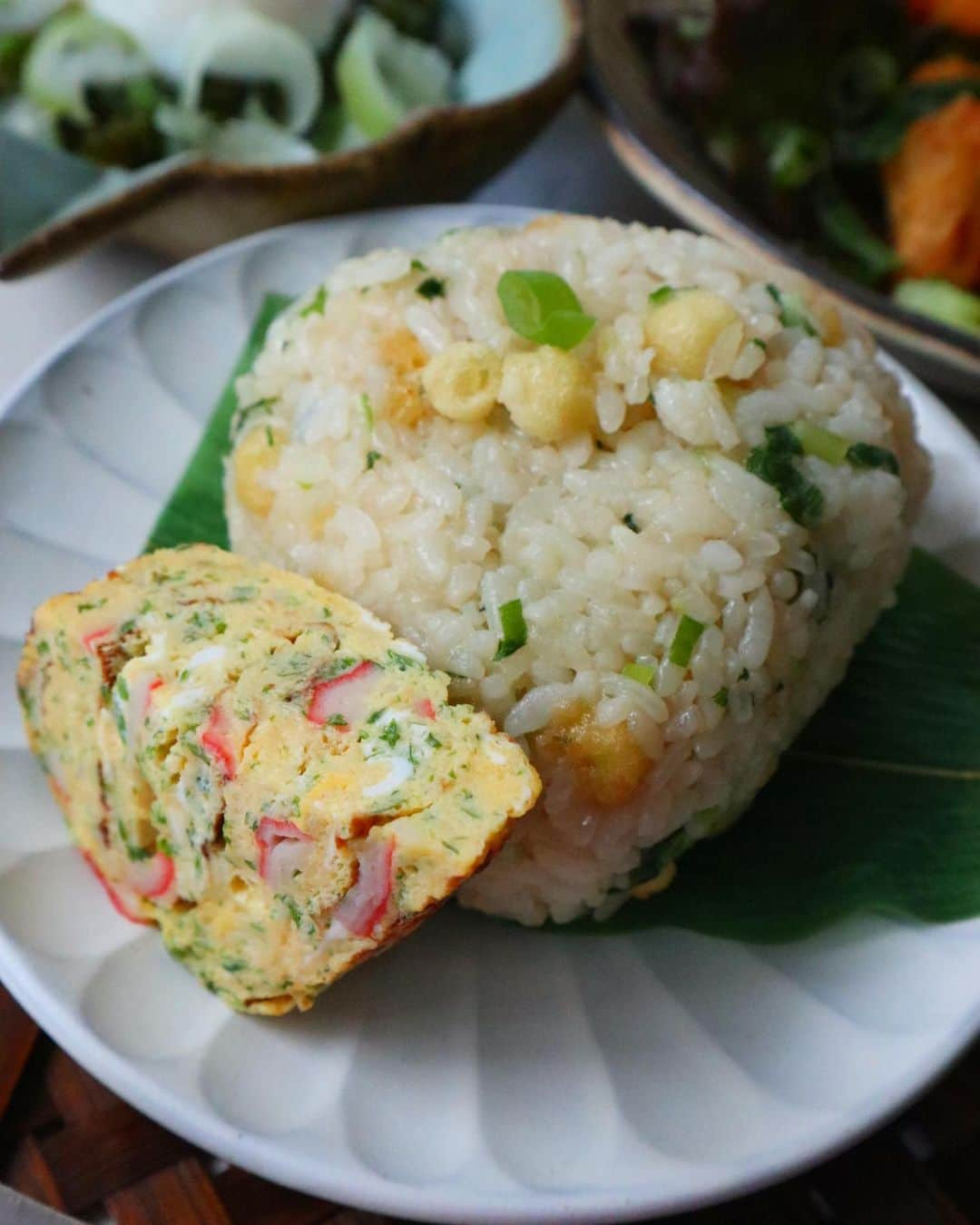 り～♬さんのインスタグラム写真 - (り～♬Instagram)「こんばん金曜日……🍚 ・ ・ 『サボり魔ご飯』 ・ ・ 最近簡単なものしか作れない💧 ✴︎明太豆乳うどん ✴︎和風おろし唐揚げ ✴︎悪魔のおむすび風&玉子焼き ✴︎納豆めかぶ ✴︎さくら大根 ✴︎ビール🍻  ではでは皆さま良い週末を👋  #おうちごはん#夕ごはん#うちごはん#家族ごはん#料理#料理写真#手料理#献立#美味しい#うつわ好き#器#暮らし#食卓#おうちカフェ#食いしん坊#フーディテーブル#料理好きな人と繋がりたい#japanesefood#yummy#日々#日々の暮らし#dinner#delicious#foodpic#和食#うどん#サボり魔#適当ごはん」3月17日 17時29分 - riritantan