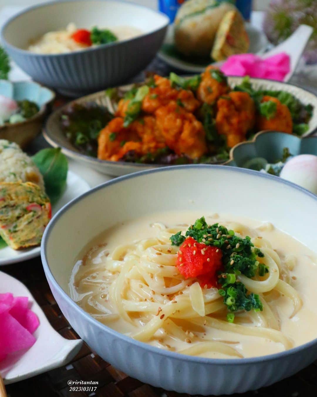 り～♬のインスタグラム：「こんばん金曜日……🍚 ・ ・ 『サボり魔ご飯』 ・ ・ 最近簡単なものしか作れない💧 ✴︎明太豆乳うどん ✴︎和風おろし唐揚げ ✴︎悪魔のおむすび風&玉子焼き ✴︎納豆めかぶ ✴︎さくら大根 ✴︎ビール🍻  ではでは皆さま良い週末を👋  #おうちごはん#夕ごはん#うちごはん#家族ごはん#料理#料理写真#手料理#献立#美味しい#うつわ好き#器#暮らし#食卓#おうちカフェ#食いしん坊#フーディテーブル#料理好きな人と繋がりたい#japanesefood#yummy#日々#日々の暮らし#dinner#delicious#foodpic#和食#うどん#サボり魔#適当ごはん」